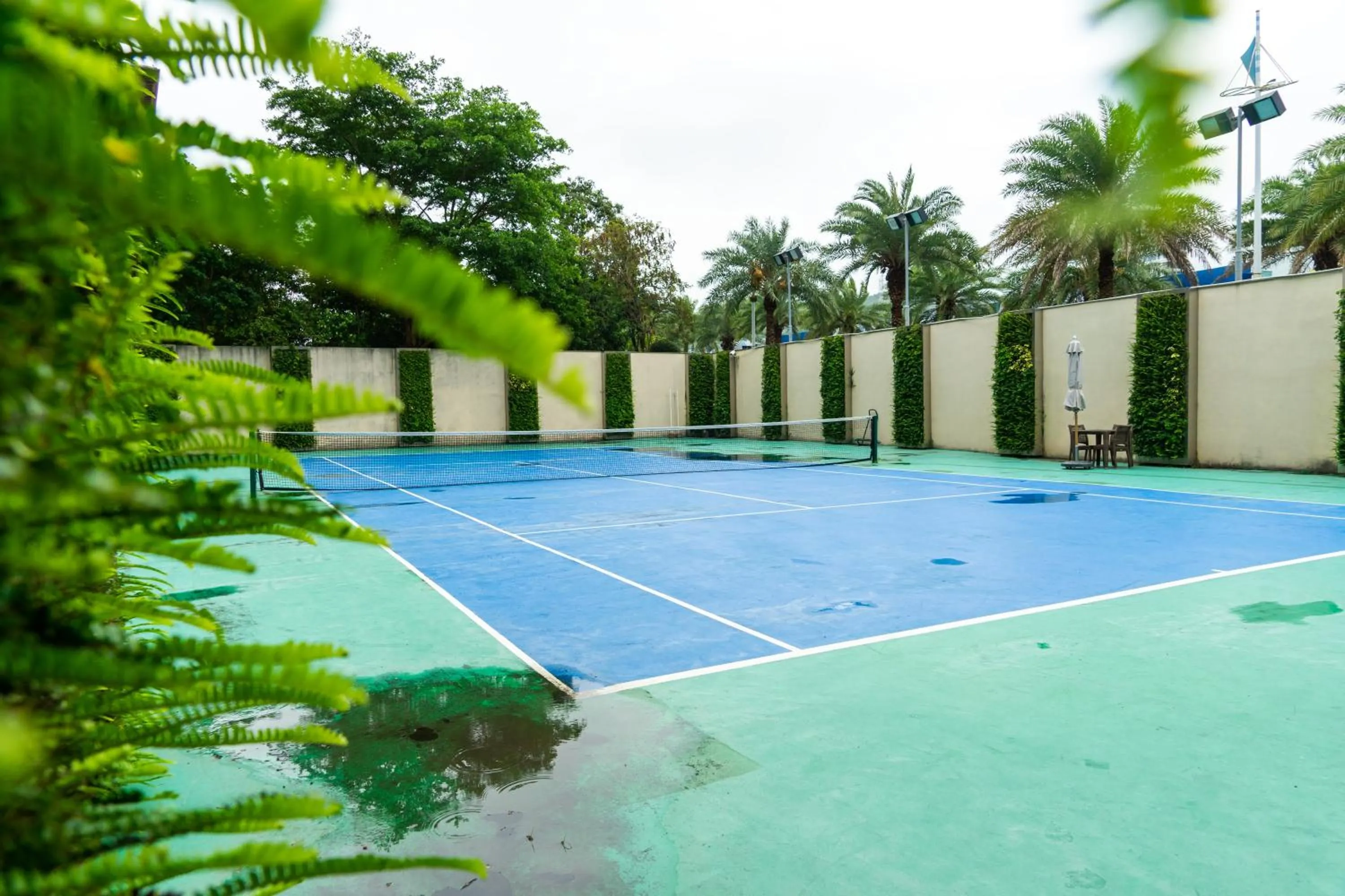 Tennis court in Shenzhen Marriott Hotel Golden Bay