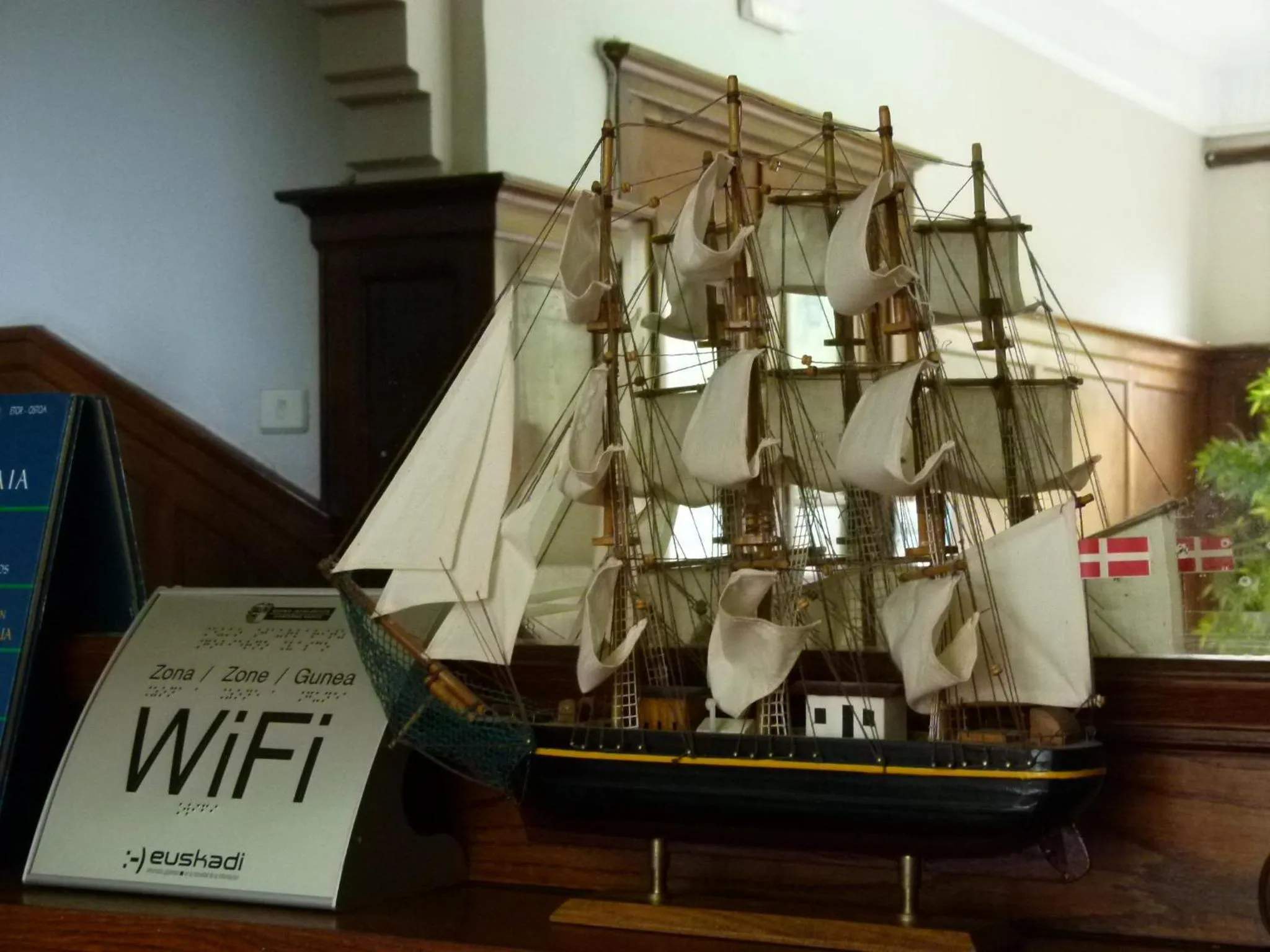 Text overlay in Hotel Neguri