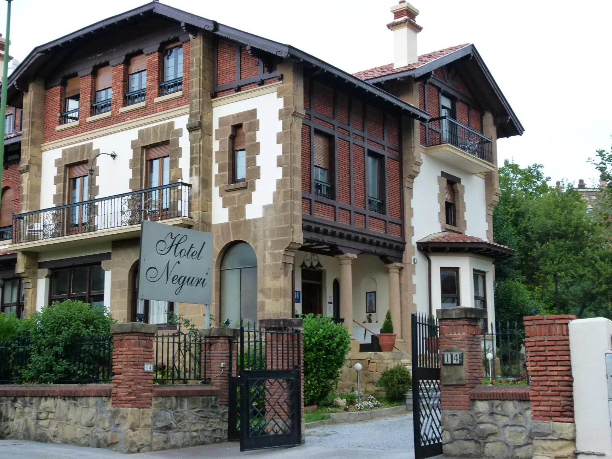Facade/entrance in Hotel Neguri