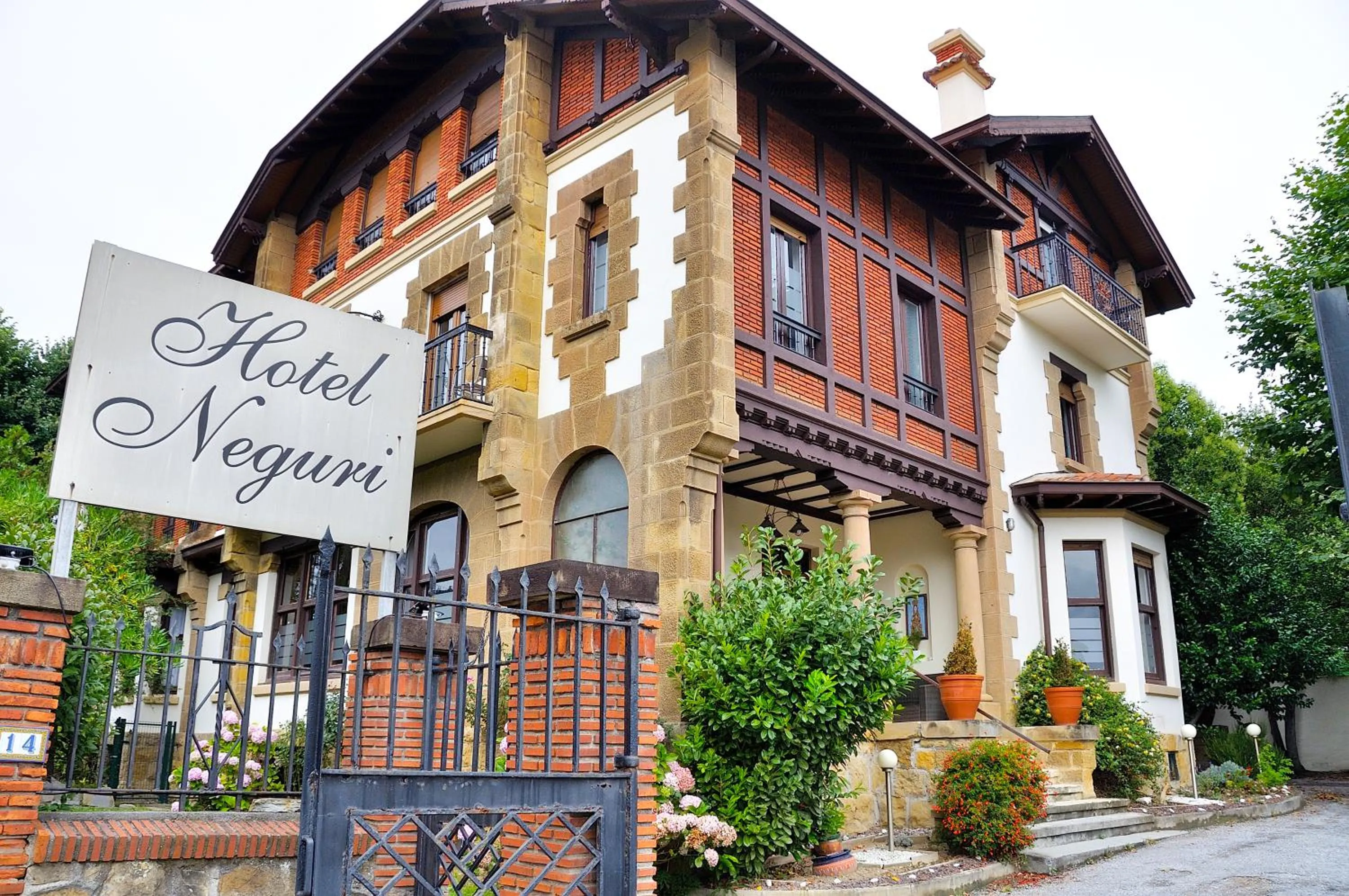 Facade/entrance in Hotel Neguri