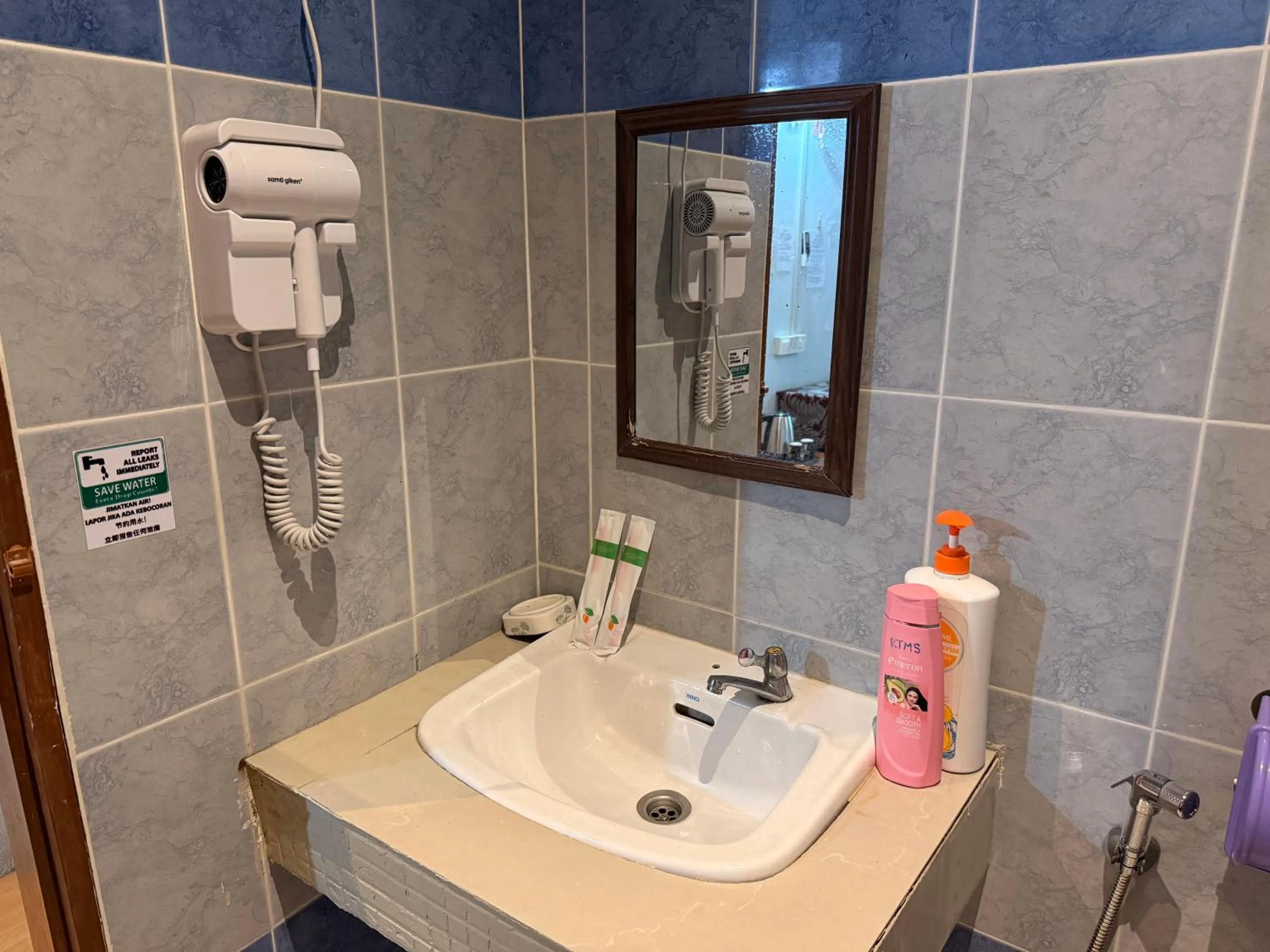 Bathroom in RTMS Guesthouse Semporna