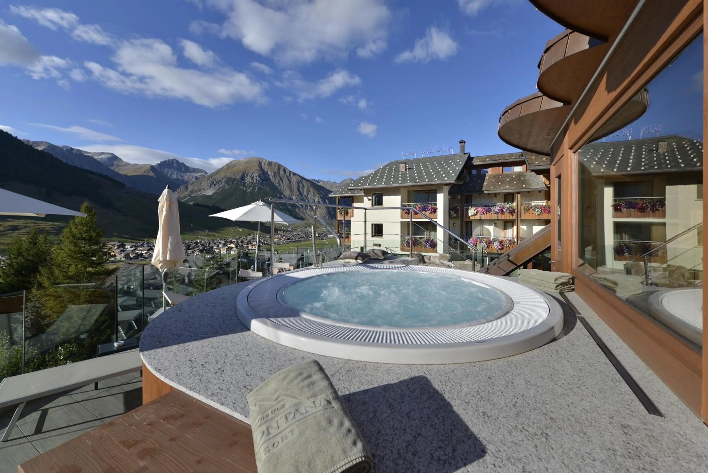 Hot Tub in Hotel Baita Montana