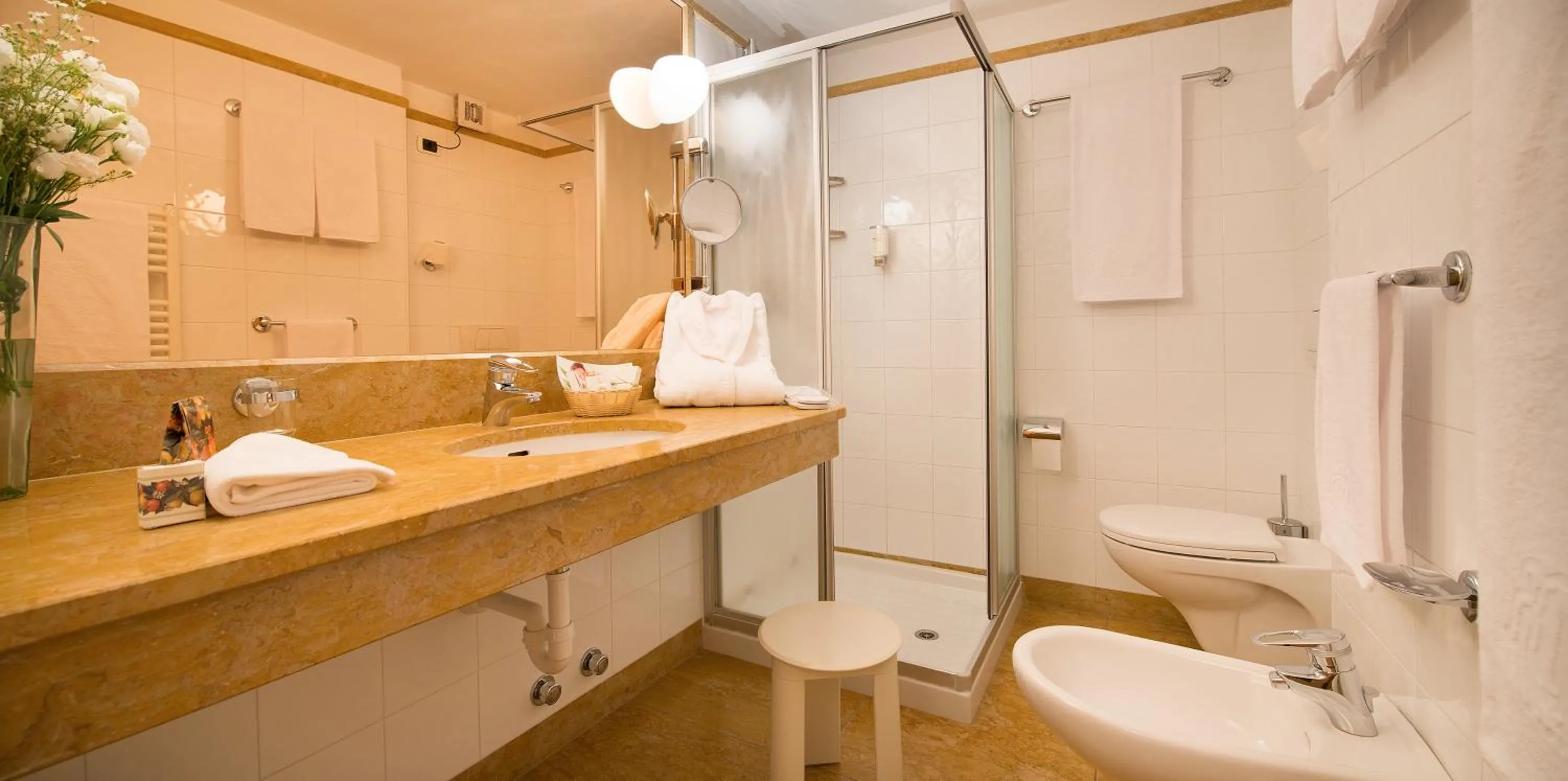 Shower in Hotel Baita Montana