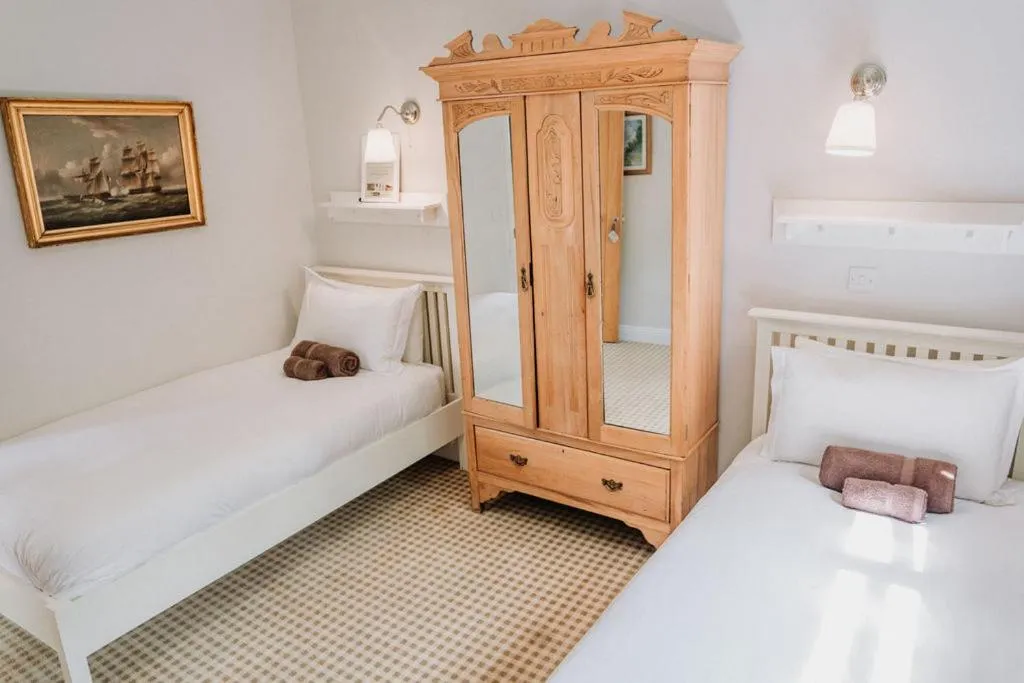 Bed in Creeksea Place Barns