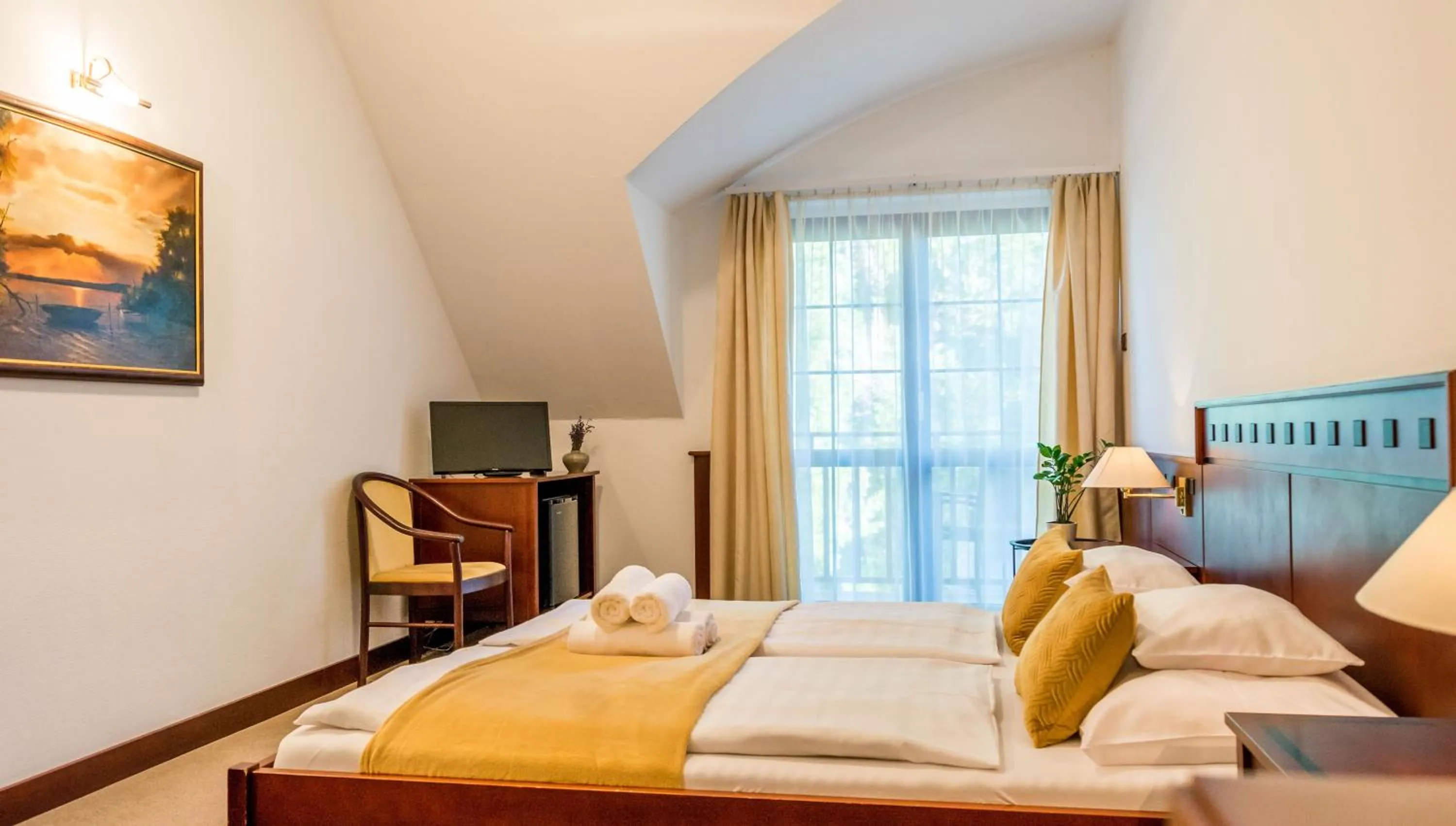 Property building, Bed in Hotel Tihany Átrium