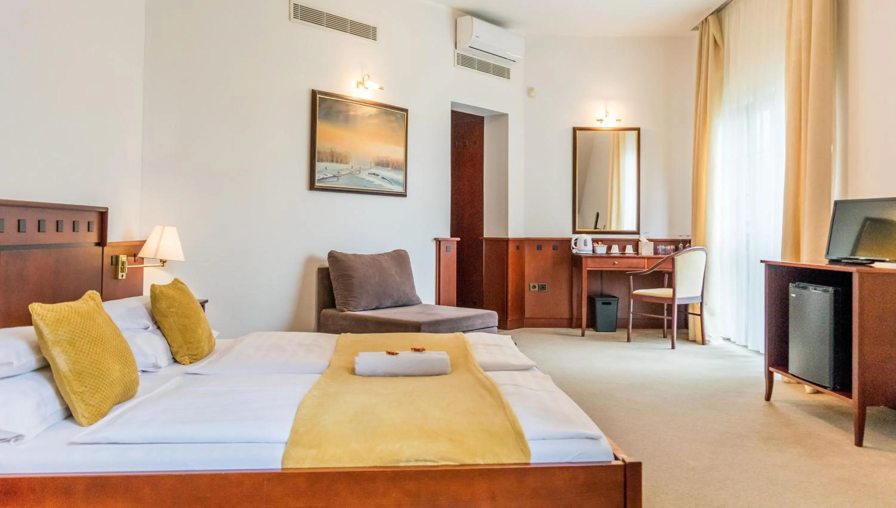 Property building, Bed in Hotel Tihany Átrium