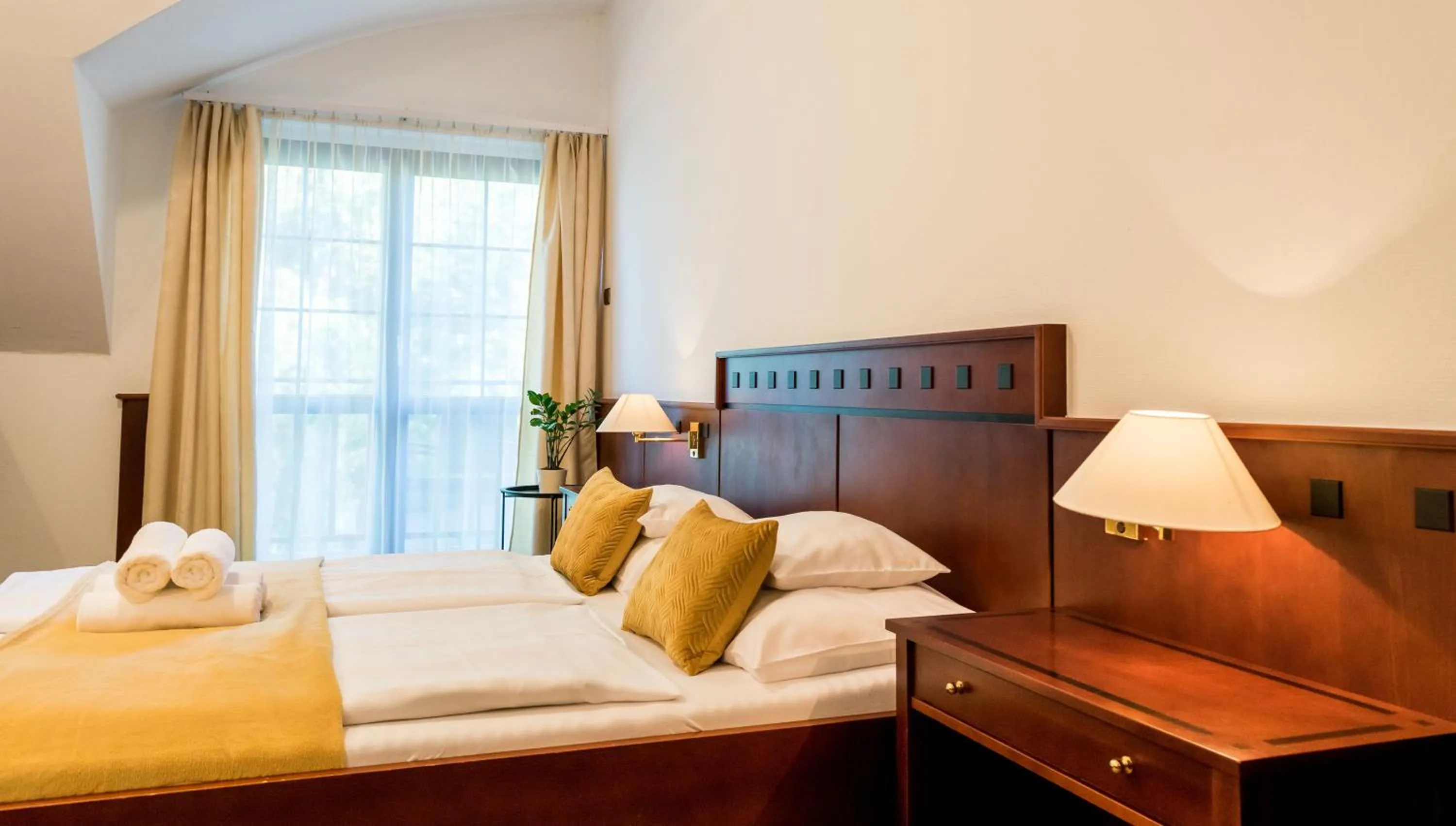 Property building, Bed in Hotel Tihany Átrium