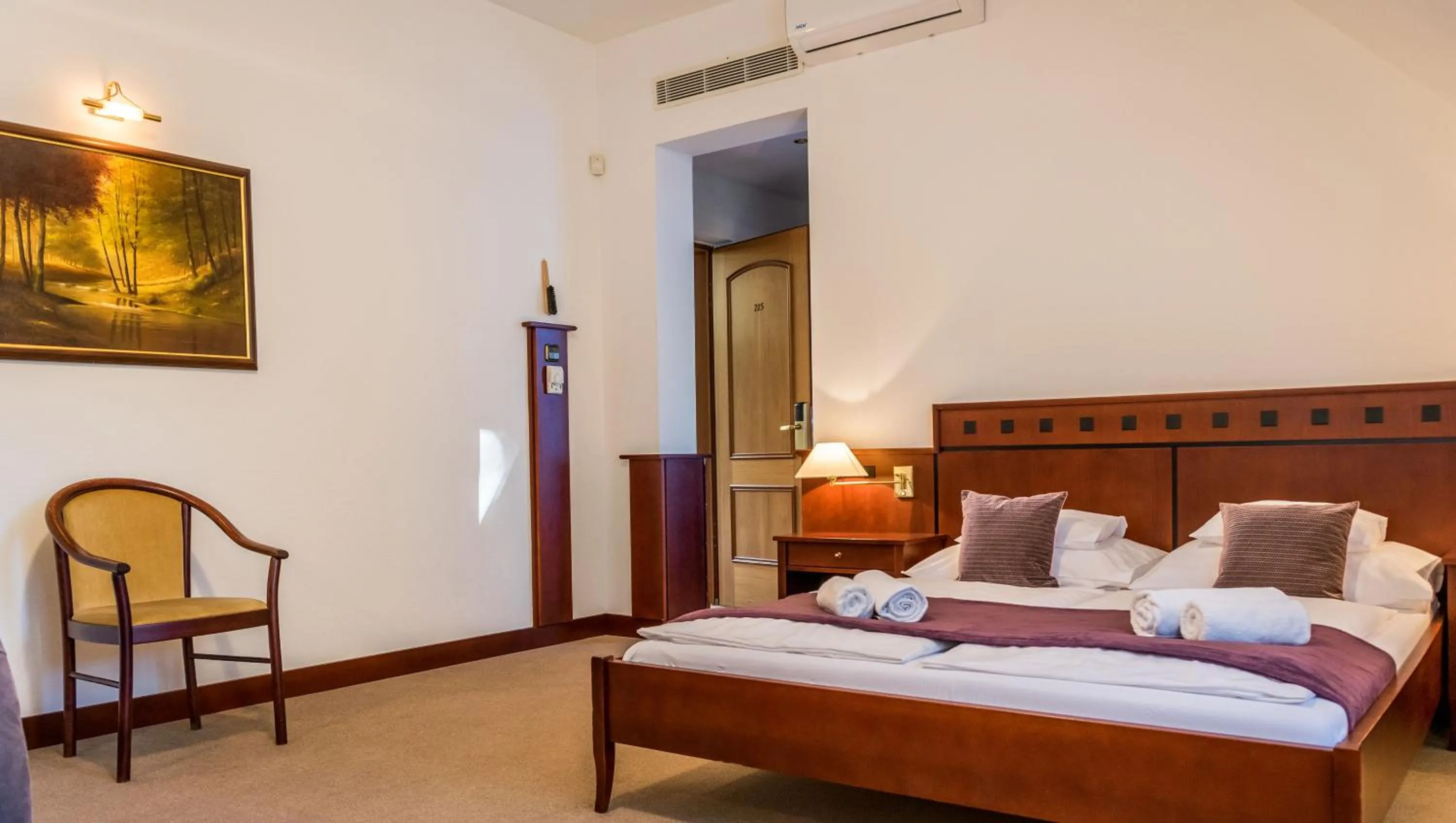 Property building, Bed in Hotel Tihany Átrium