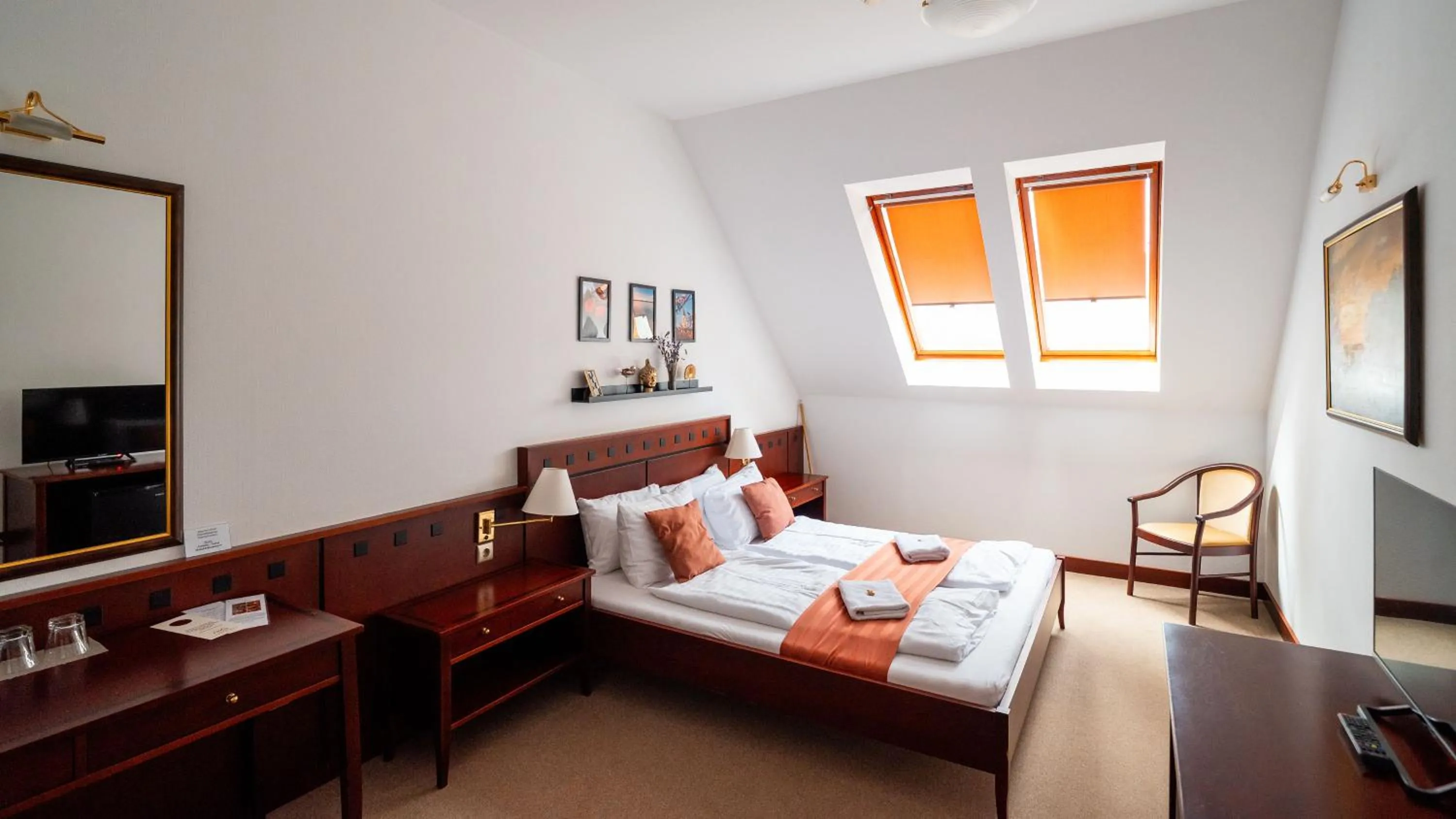 Photo of the whole room, Bed in Hotel Tihany Átrium