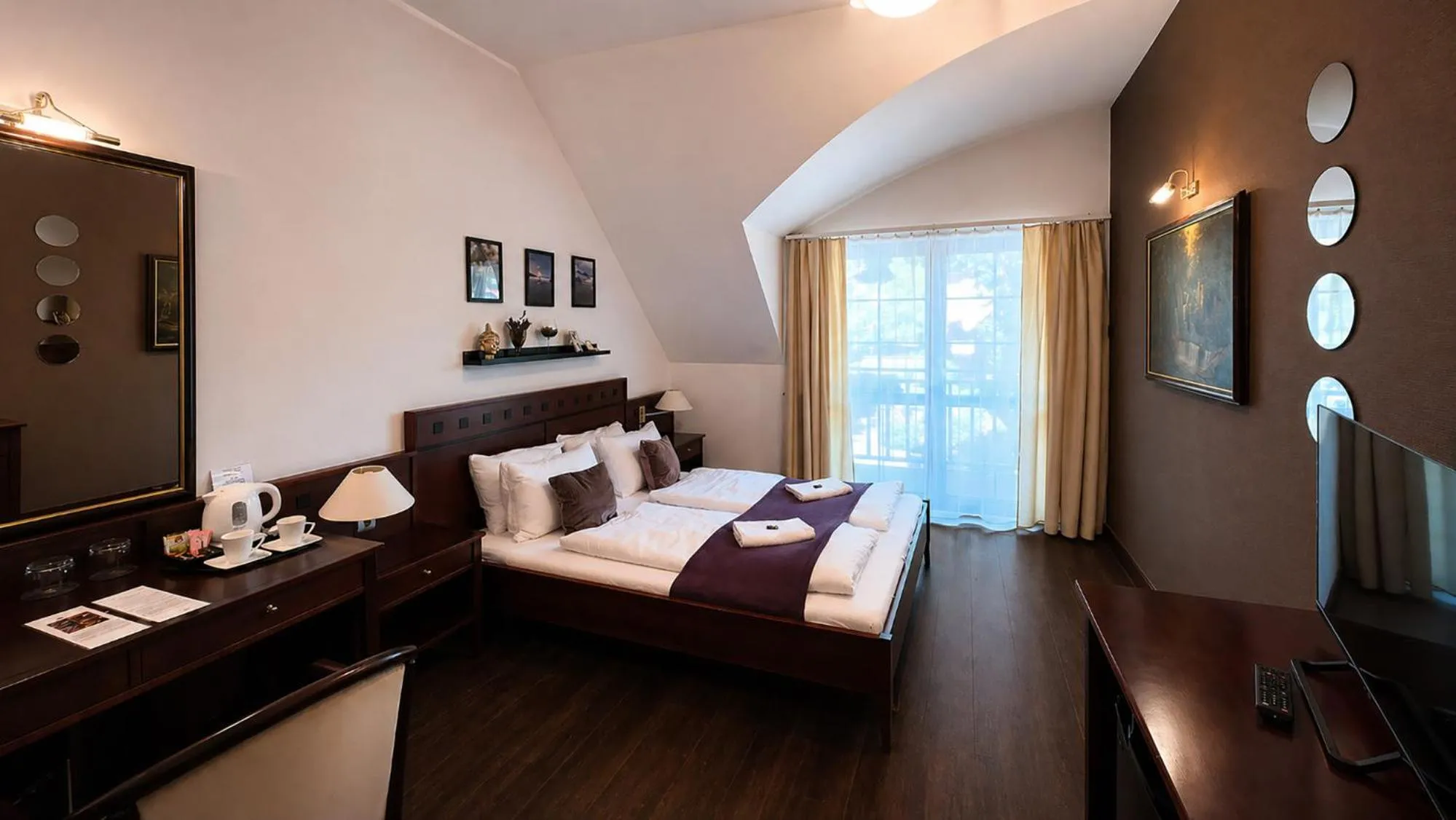 Property building, Bed in Hotel Tihany Átrium