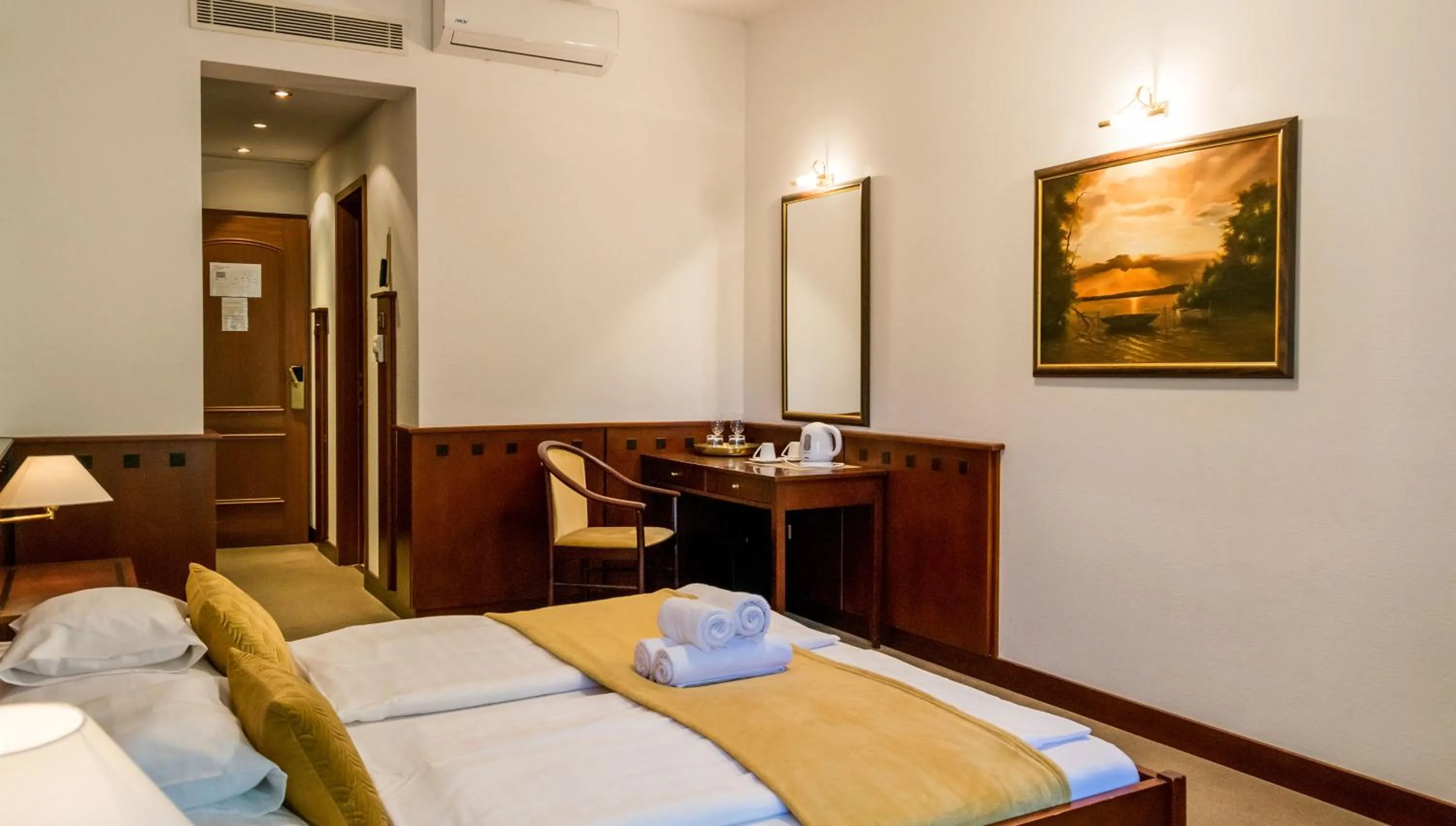 Property building, Bed in Hotel Tihany Átrium