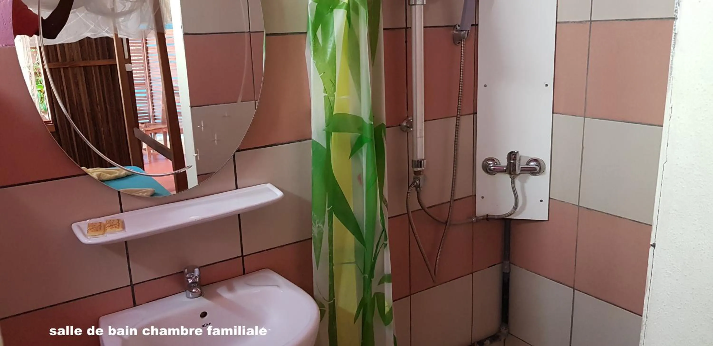 Shower in Chez Yolande