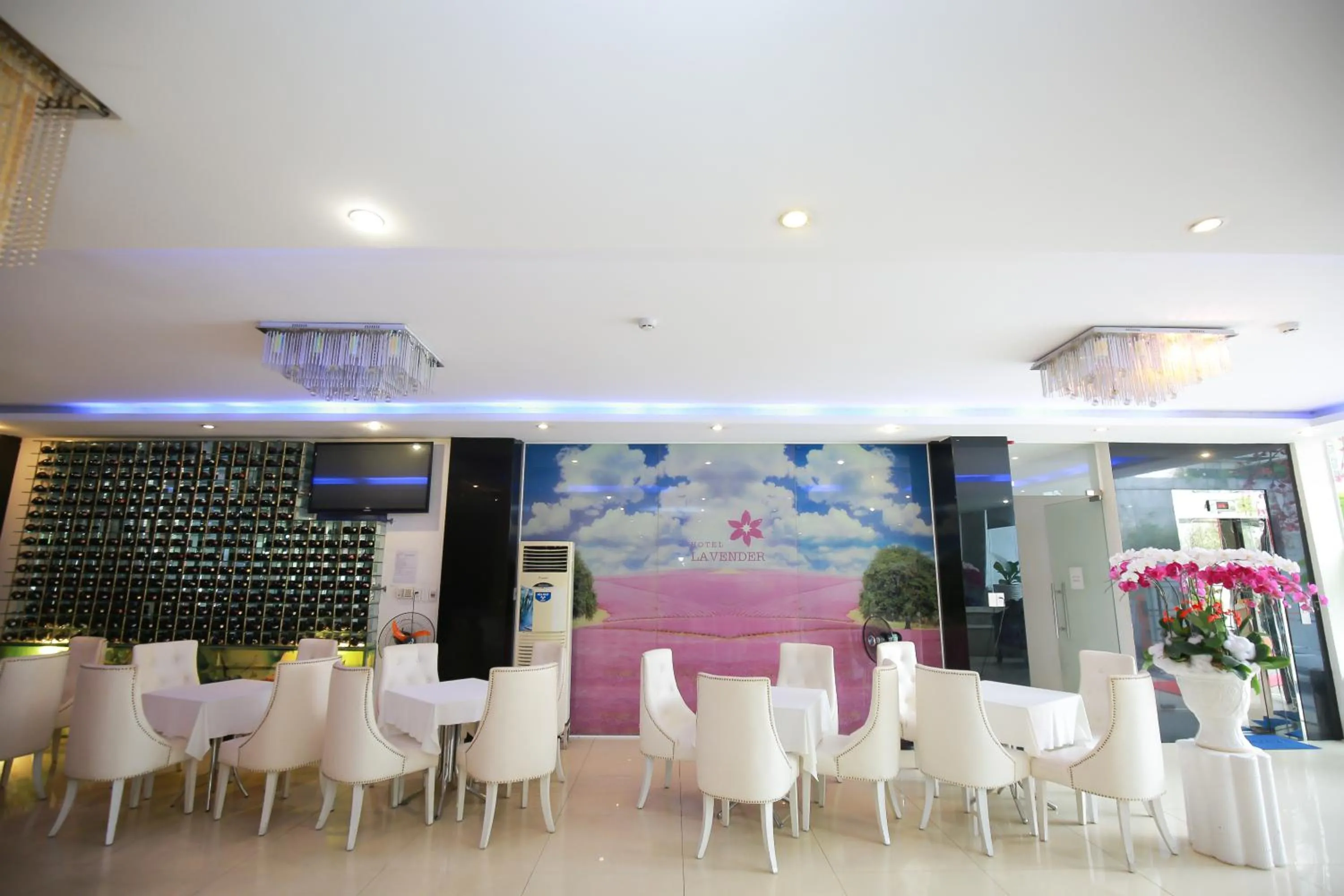 Restaurant/places to eat in Lavender Hotel