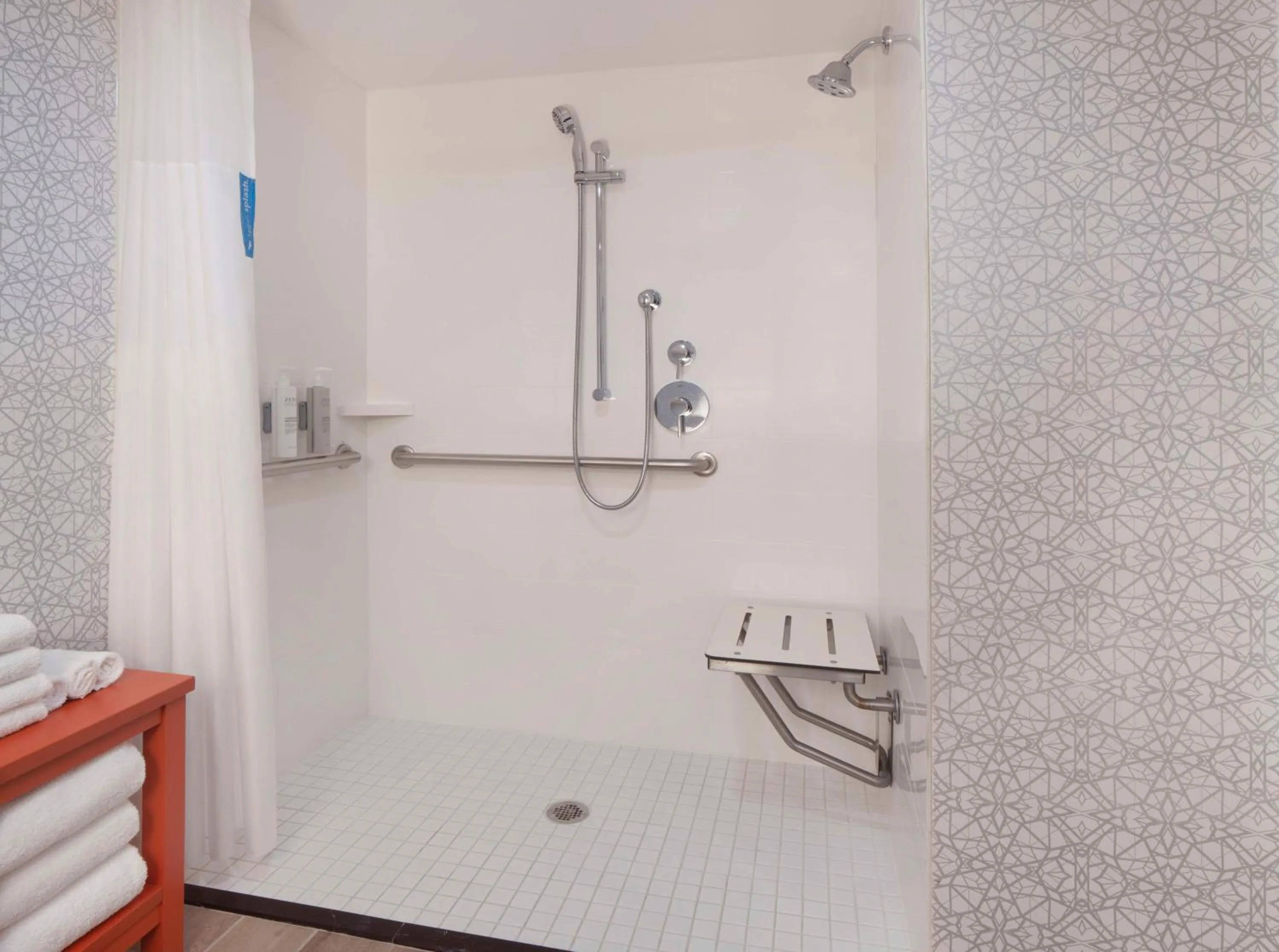 Bathroom in Hampton Inn Evansville