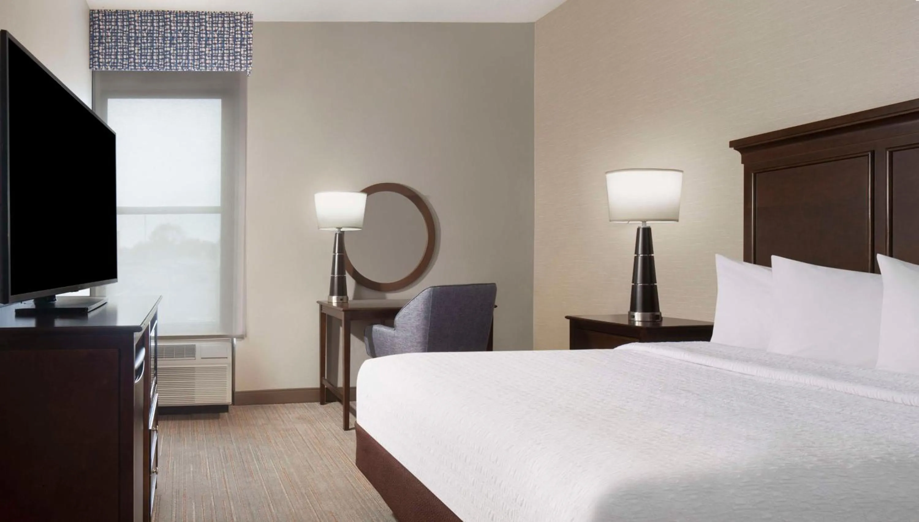 Bedroom, Bed in Hampton Inn Evansville