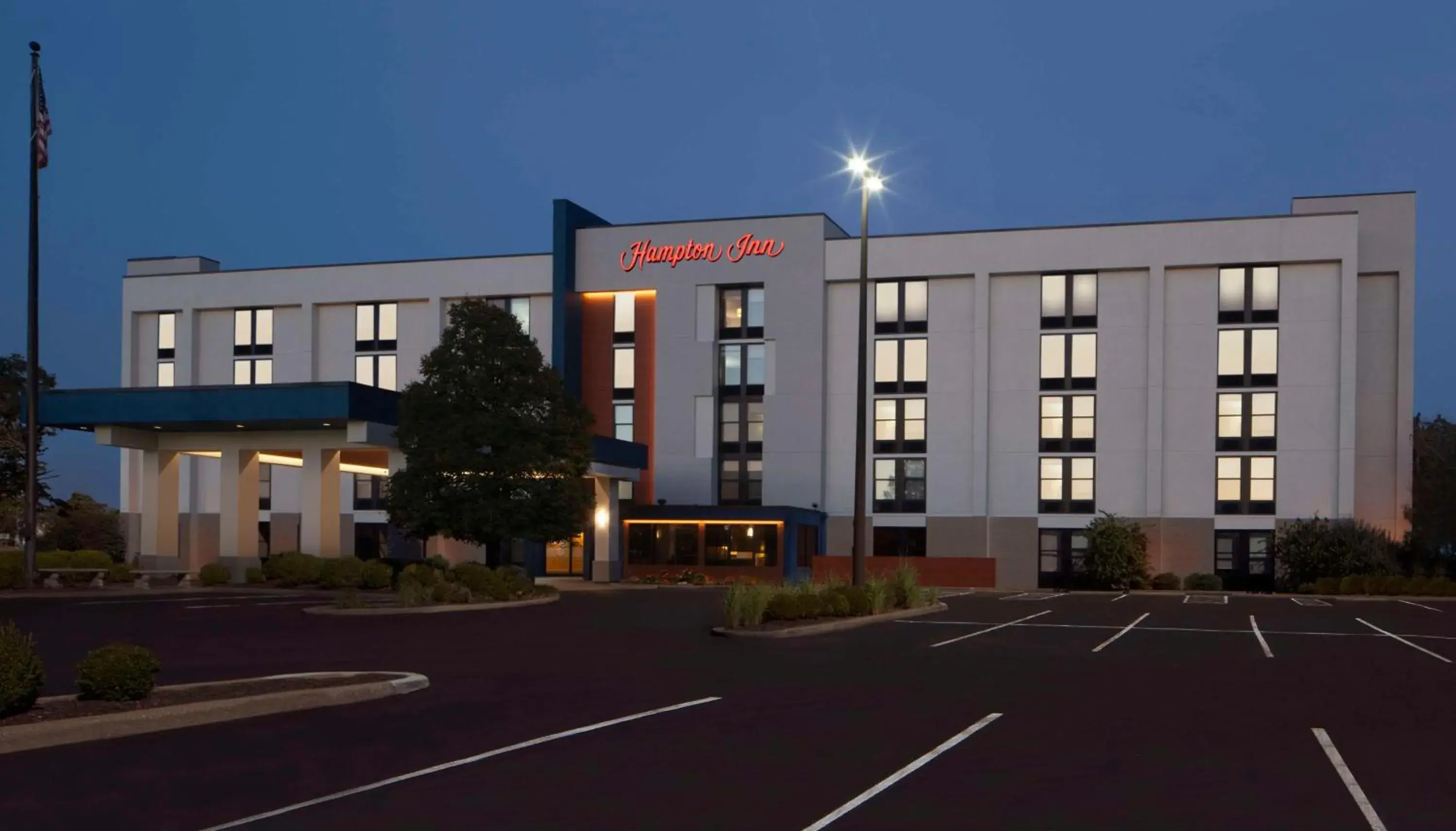 Property building in Hampton Inn Evansville Property building in Hampton Inn Evansville