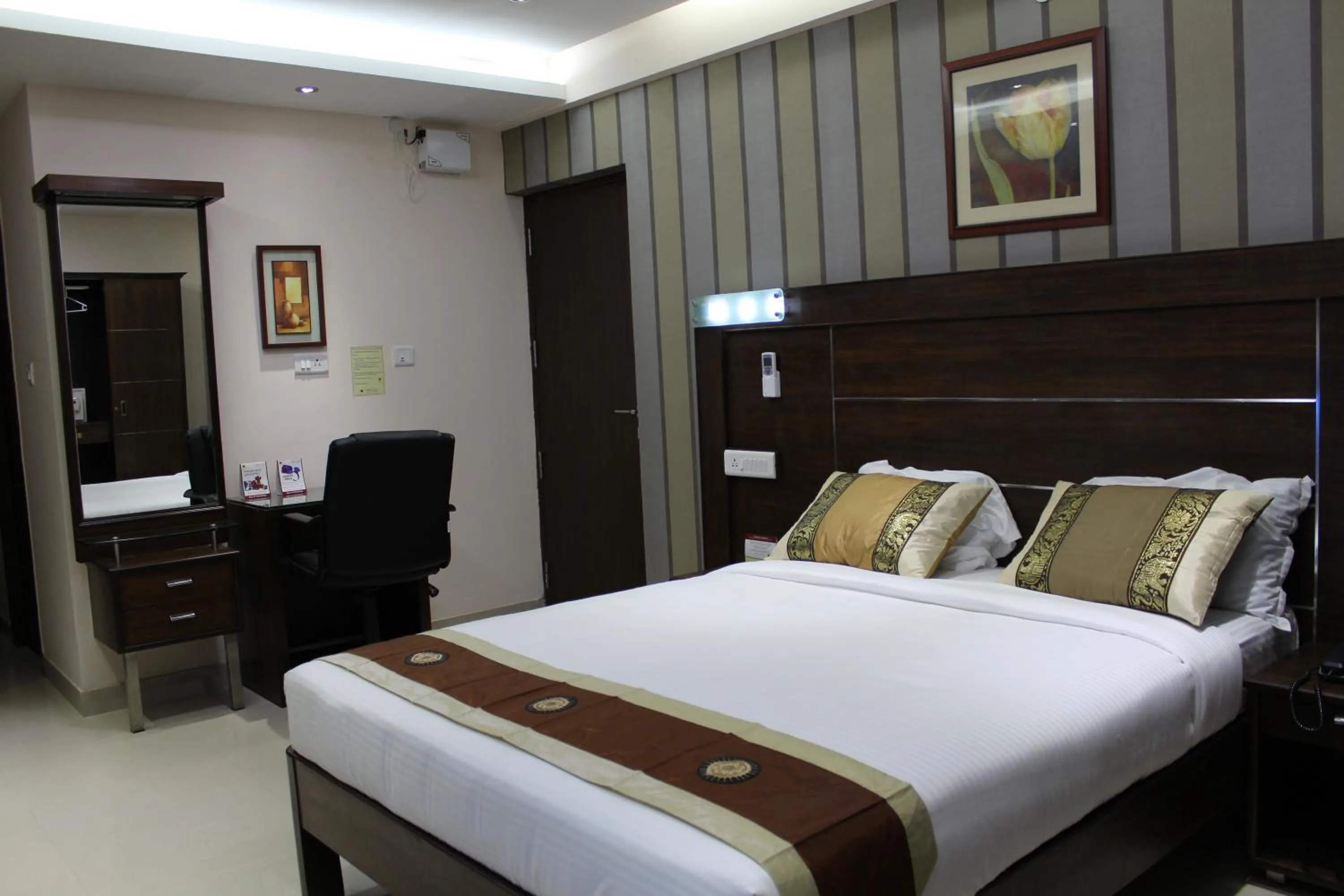 Bedroom, Bed in Maple Suites