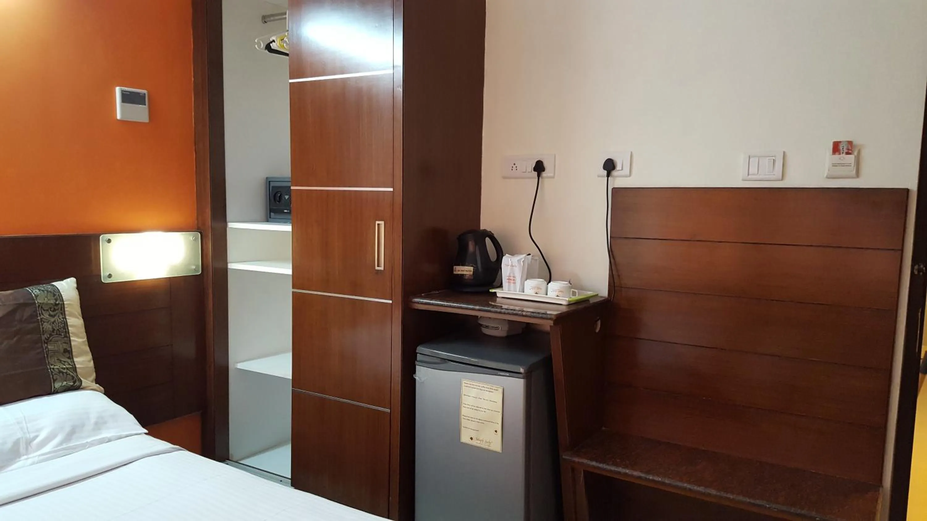 Coffee/tea facilities, Bed in Maple Suites