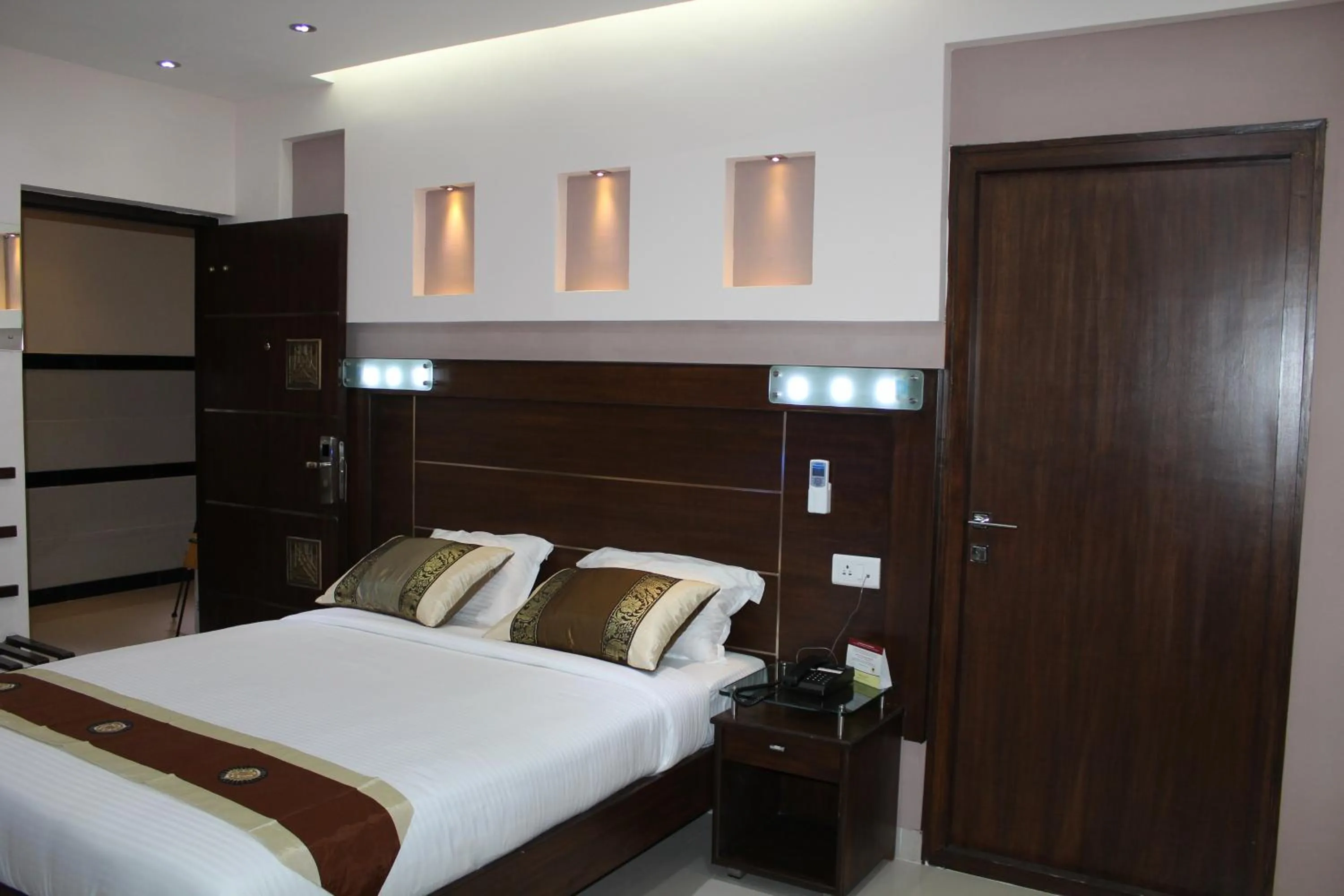 Bedroom, Bed in Maple Suites