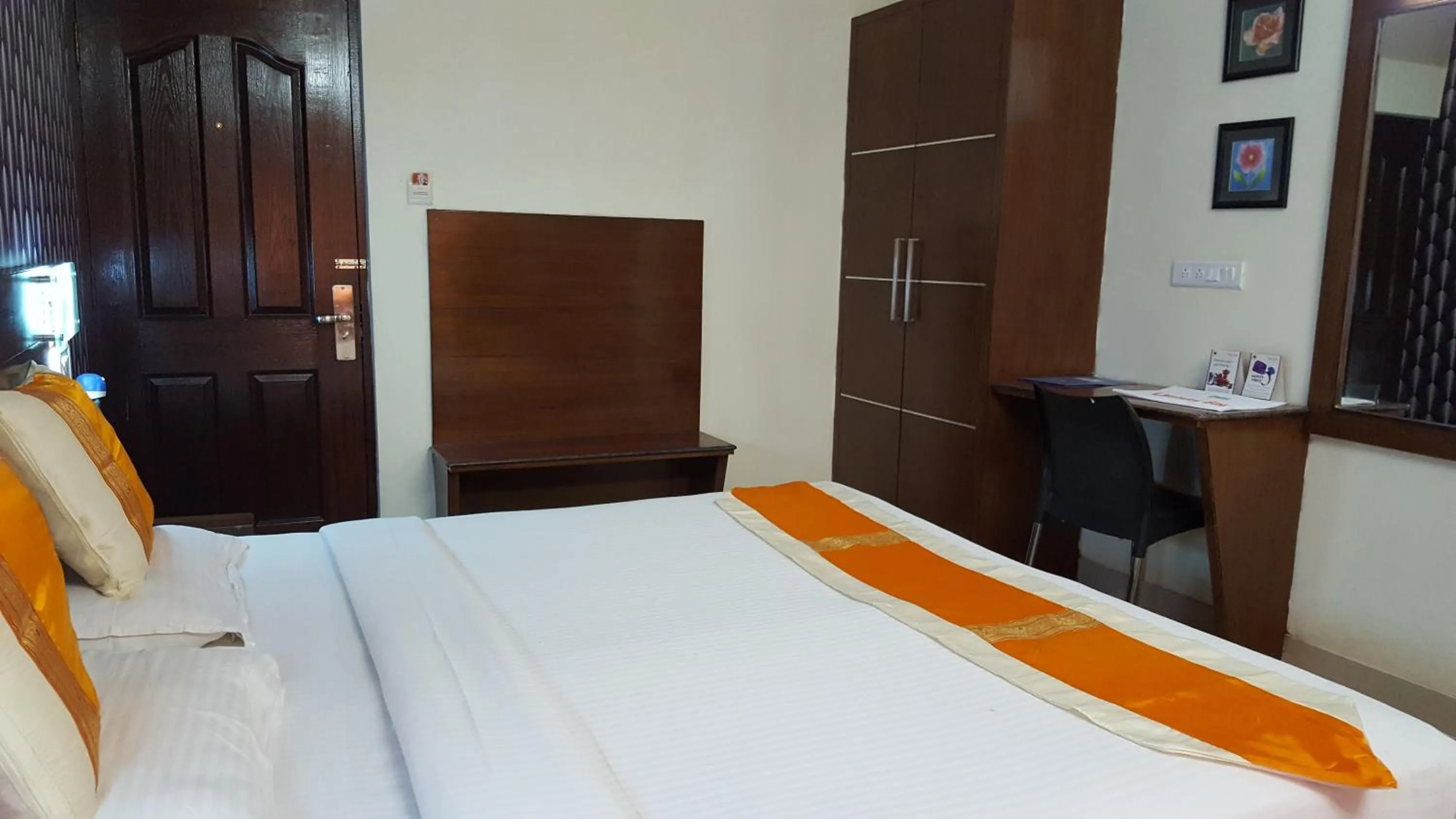 Bedroom, Bed in Maple Suites