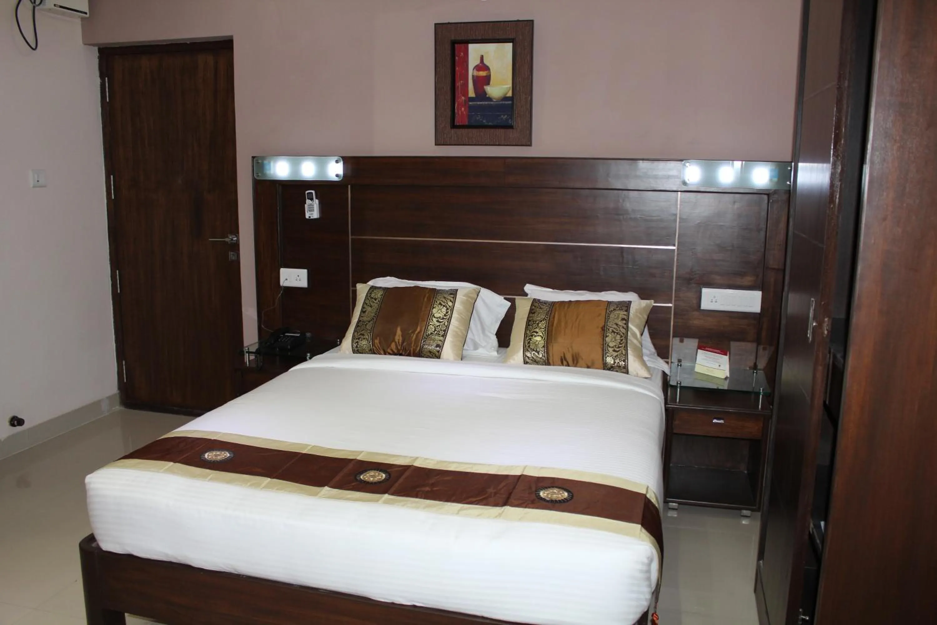 Bedroom, Bed in Maple Suites