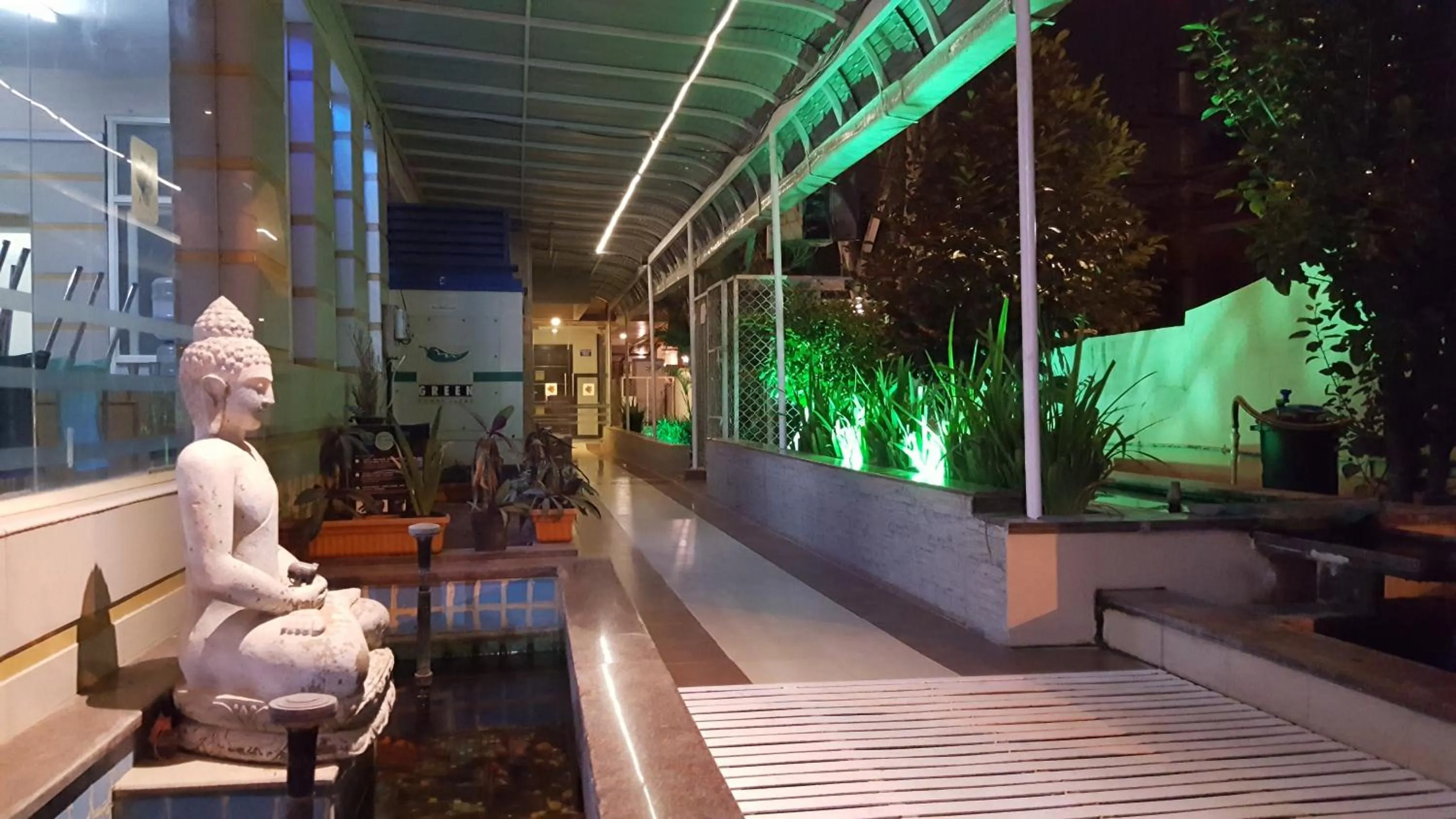 Facade/entrance in Maple Suites