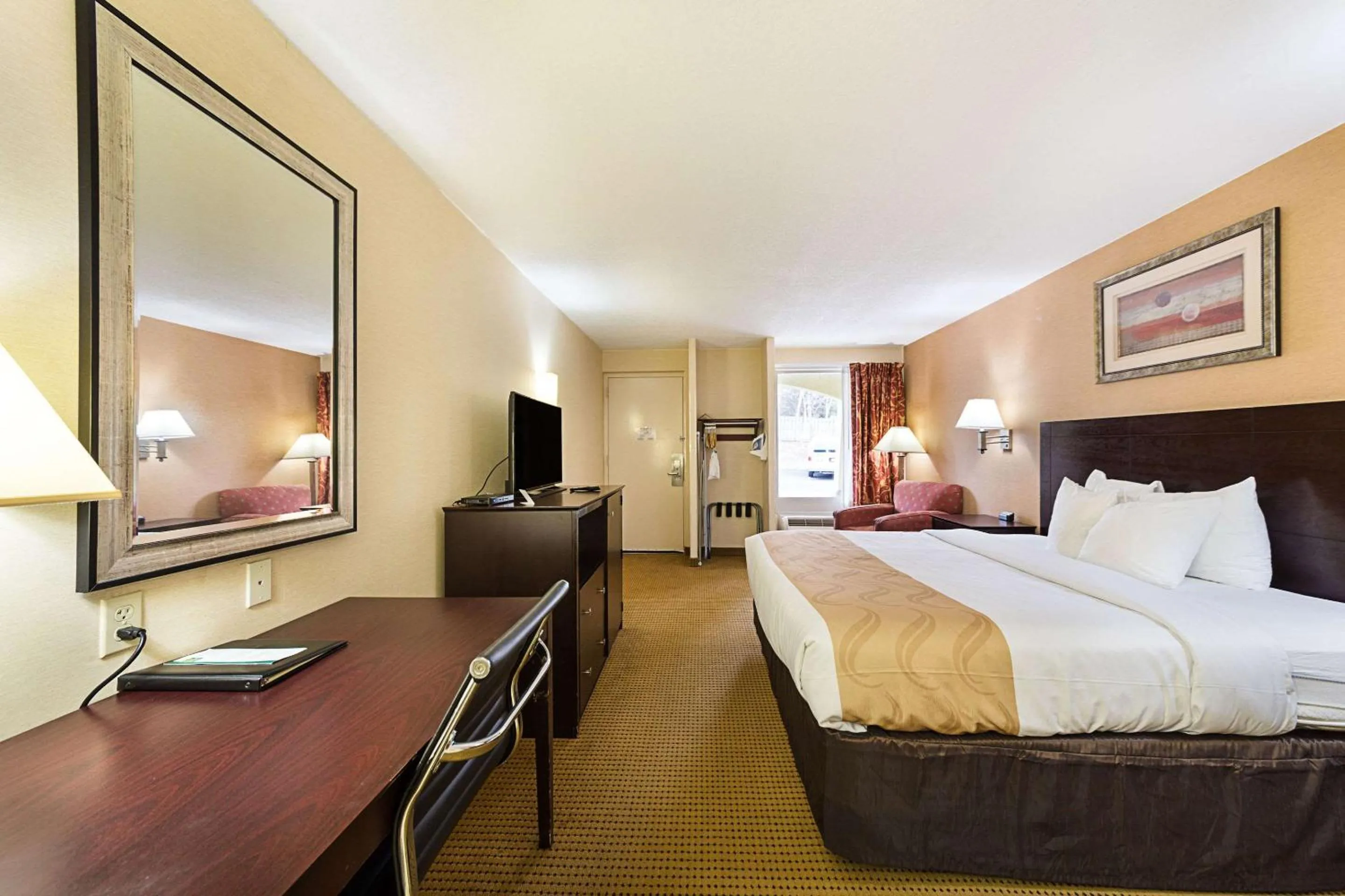 Photo of the whole room, Bed in McIntosh Inn