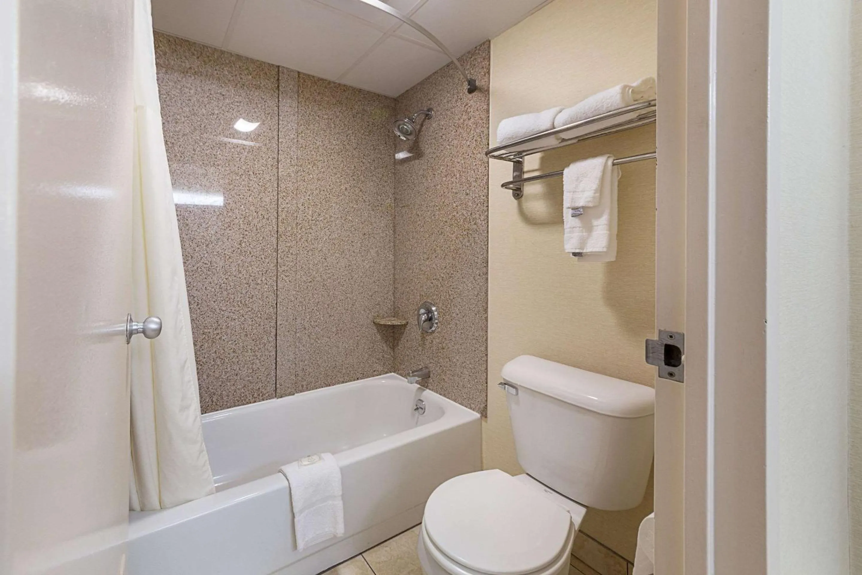 Bathroom in McIntosh Inn