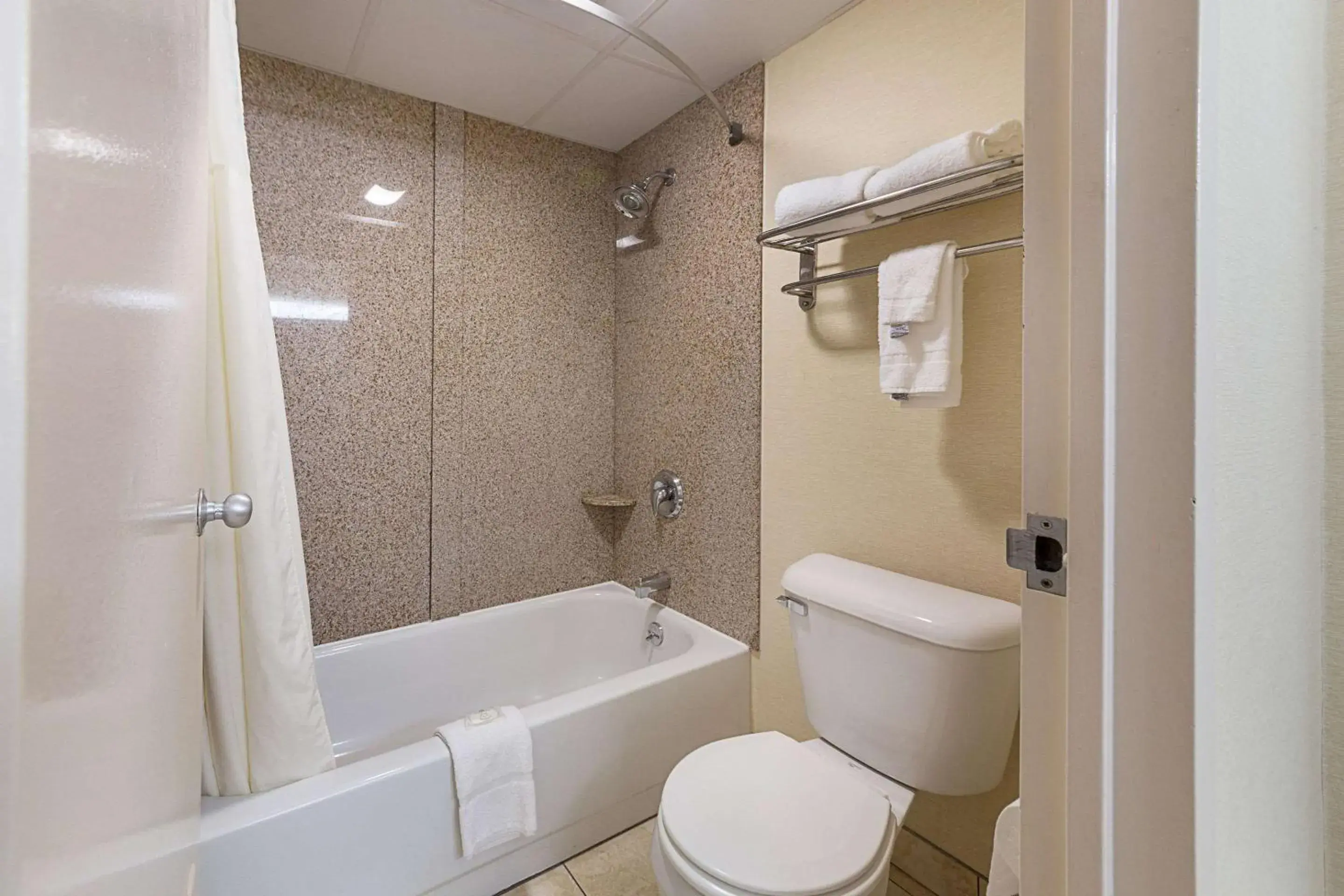 Standard King Room - Smoking in Red Roof Inn Media Standard King Room - Smoking in Red Roof Inn Media