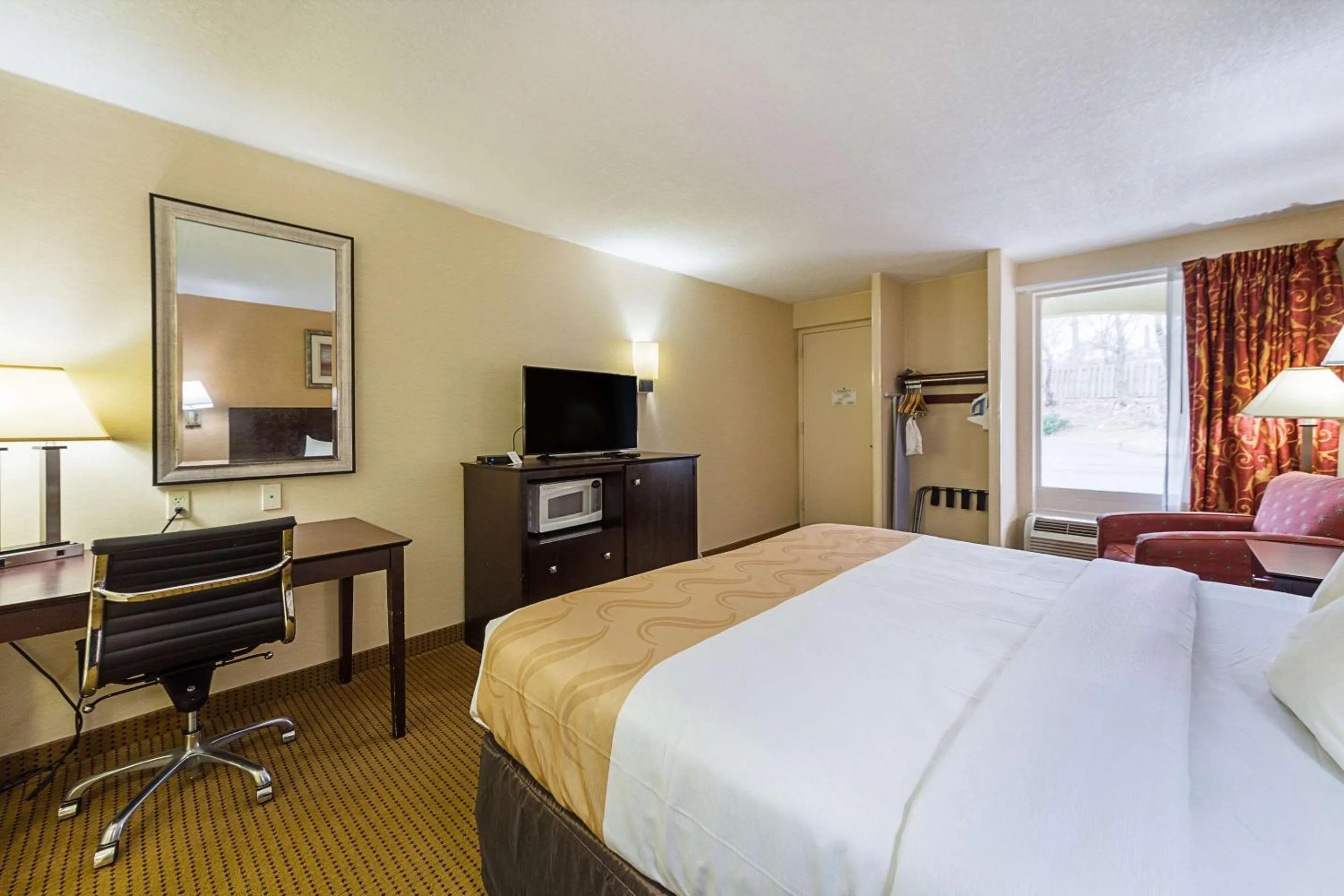 Photo of the whole room, Bed in McIntosh Inn