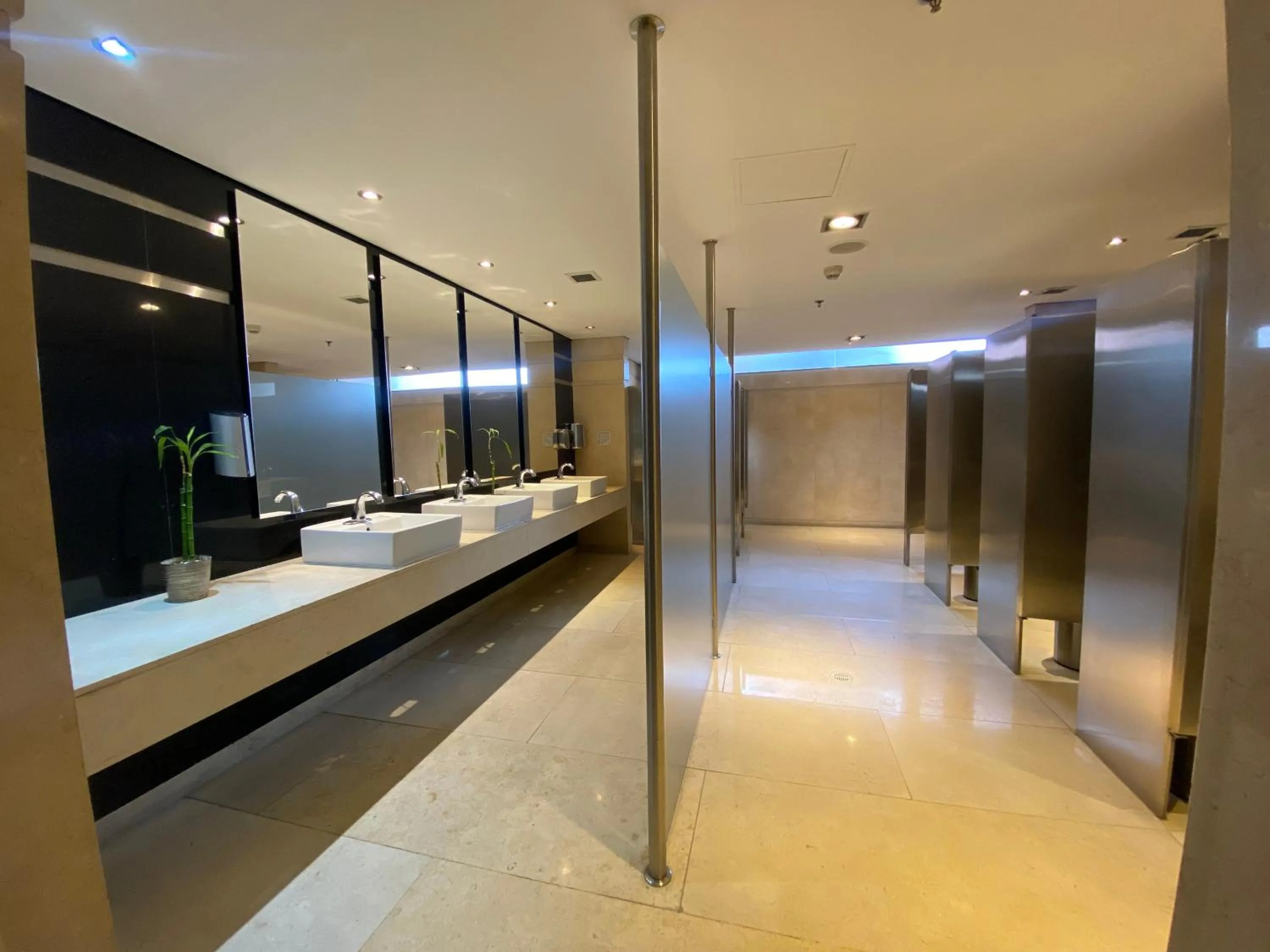 Bathroom in Hilton DoubleTree Bogotá Salitre AR