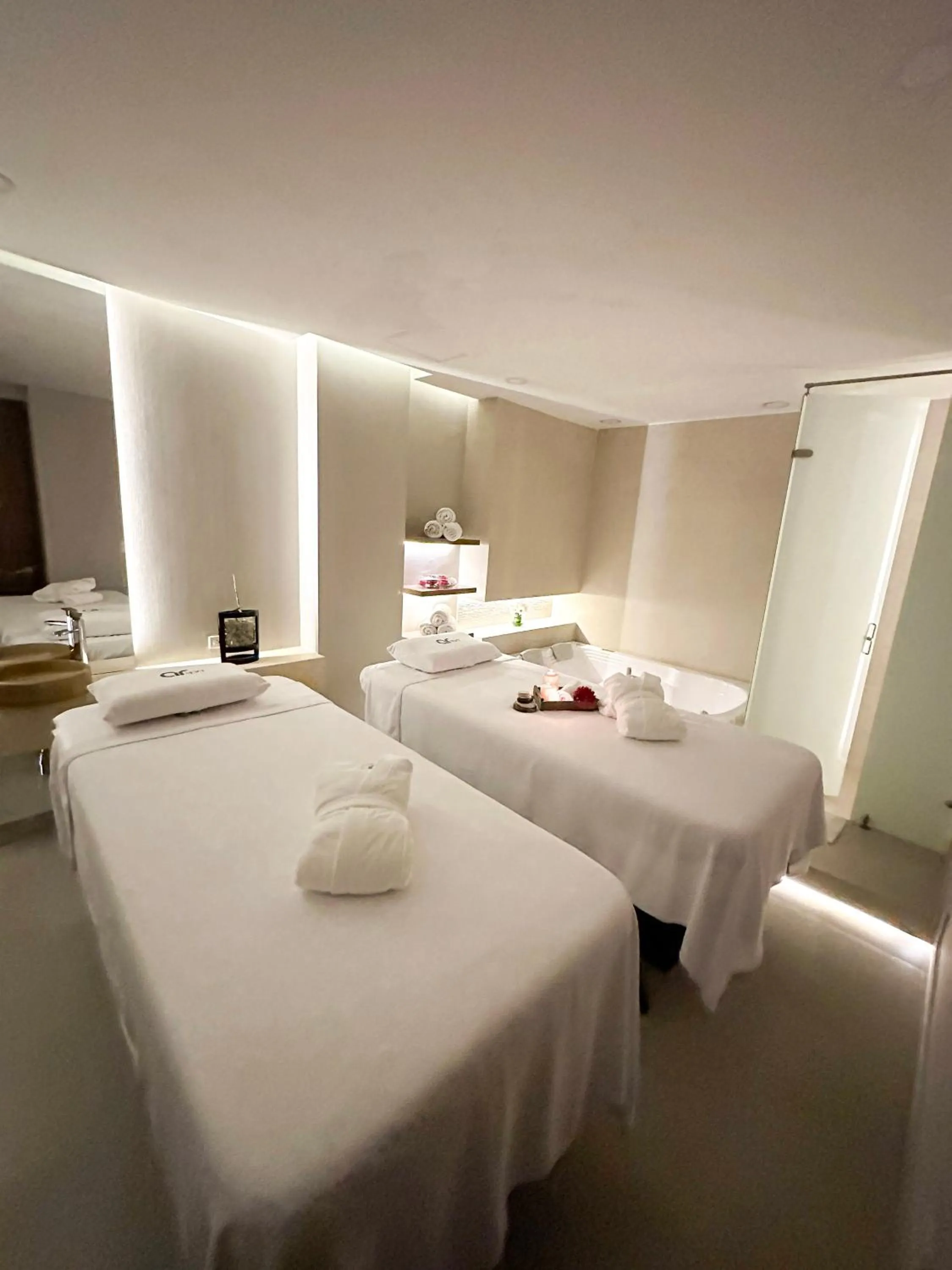 Spa and wellness centre/facilities, Bed in Hilton DoubleTree Bogotá Salitre AR