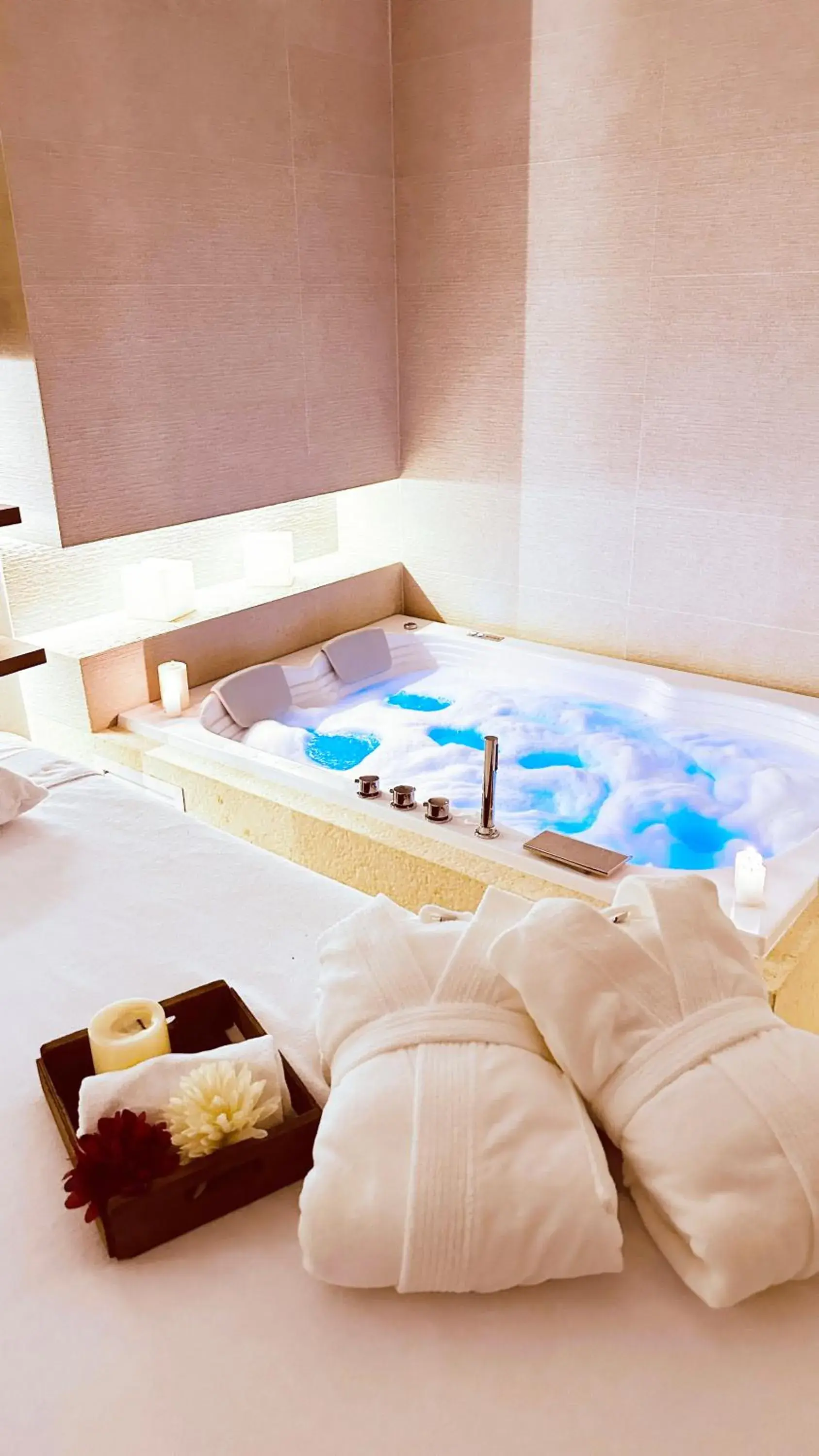 Spa and wellness centre/facilities, Bed in Hilton DoubleTree Bogotá Salitre AR Spa and wellness centre/facilities, Bed in Hilton DoubleTree Bogotá Salitre AR