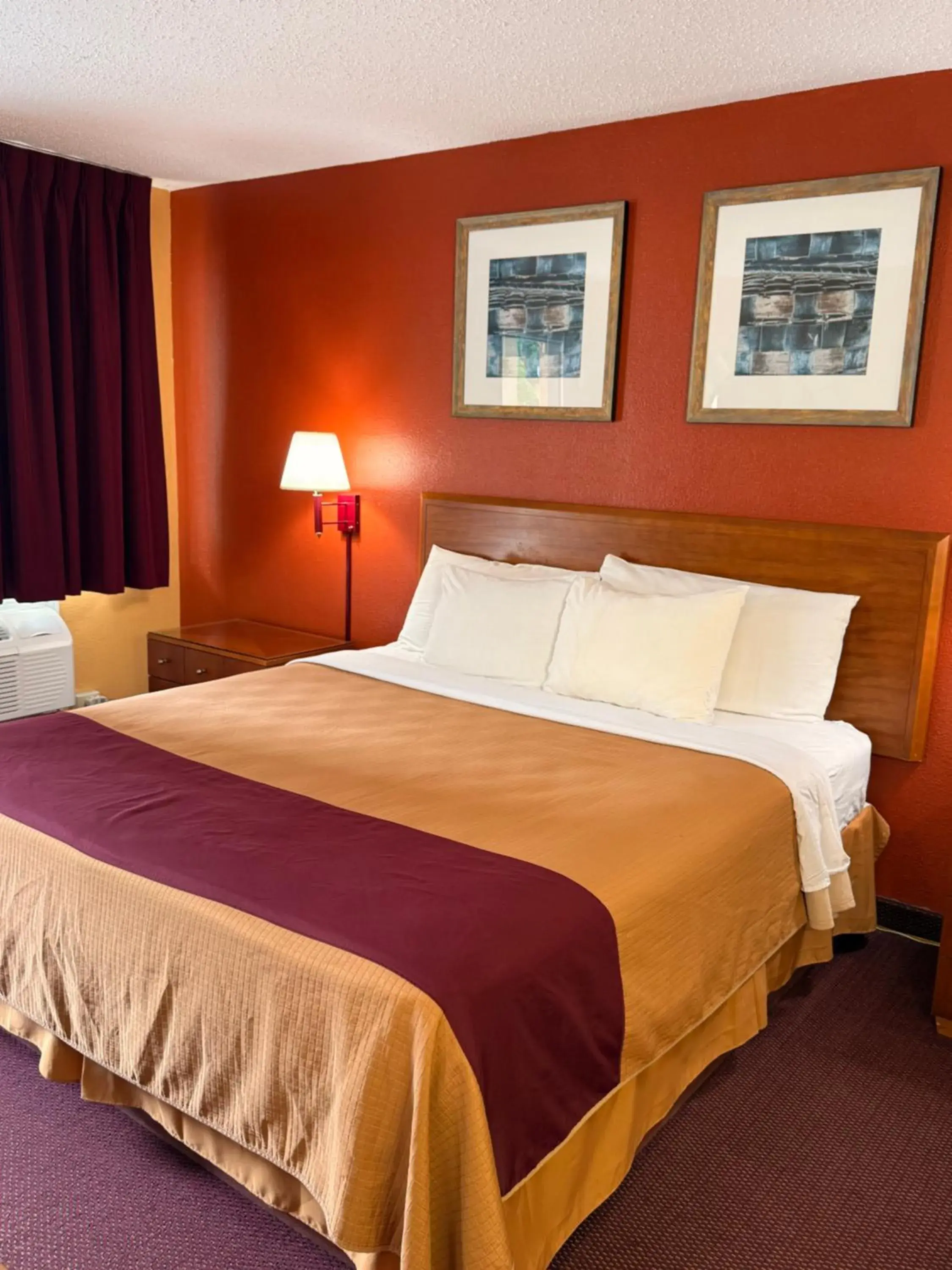 Bed in Executive Inn Schenectady Downtown Bed in Executive Inn Schenectady Downtown