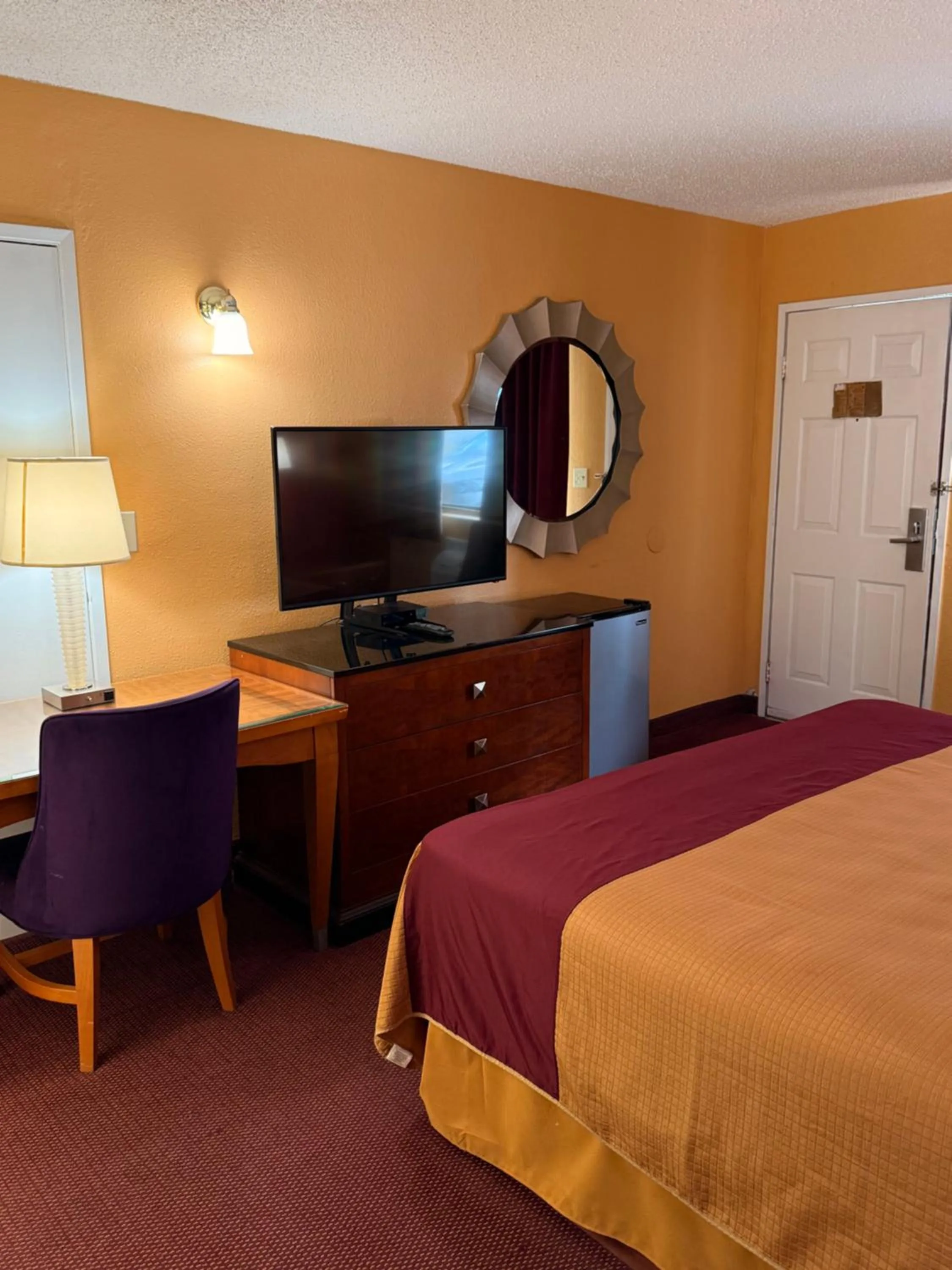 Bed in Executive Inn Schenectady Downtown