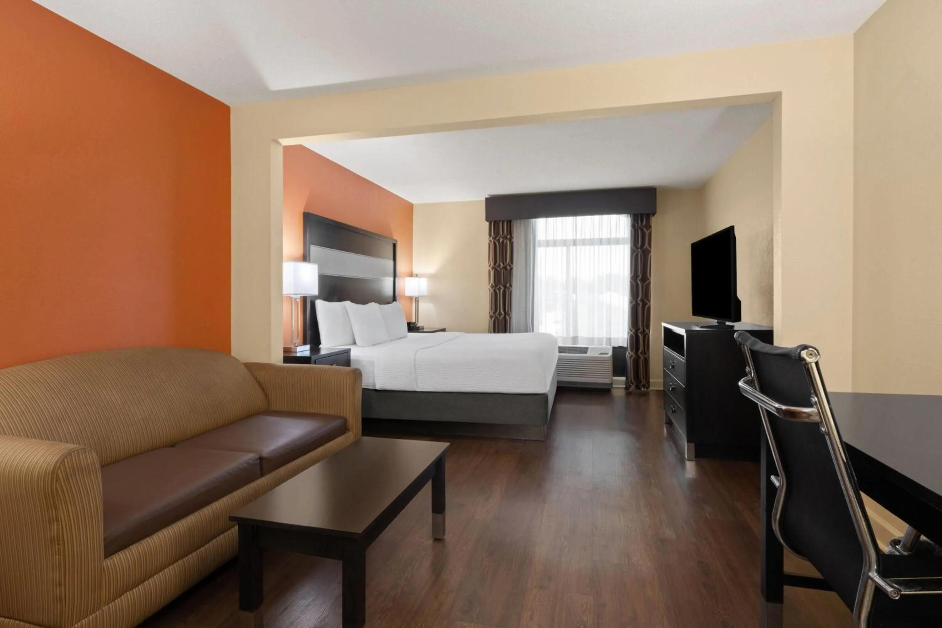 Photo of the whole room, Bed in La Quinta by Wyndham Florence