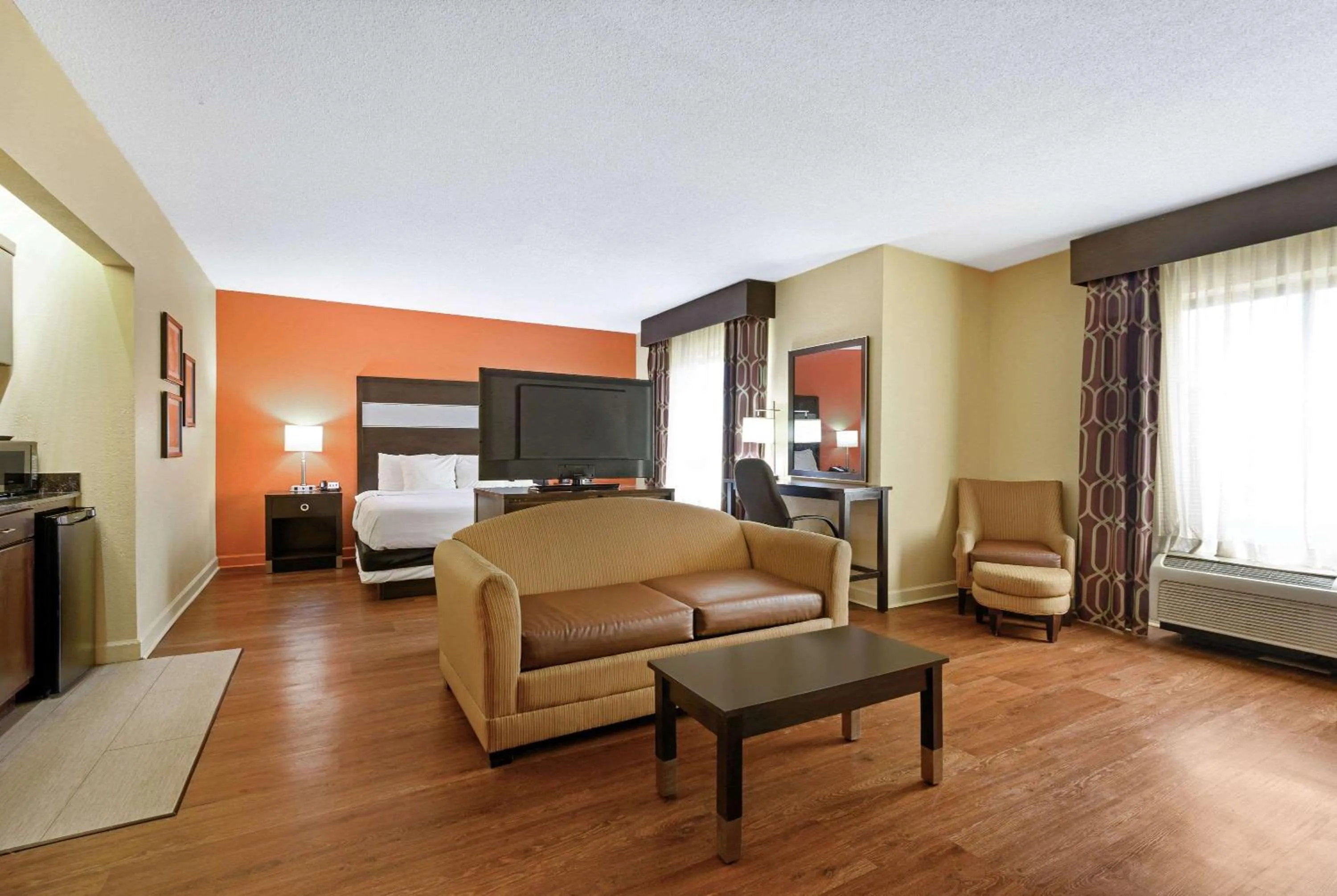 Photo of the whole room, Bed in La Quinta by Wyndham Florence