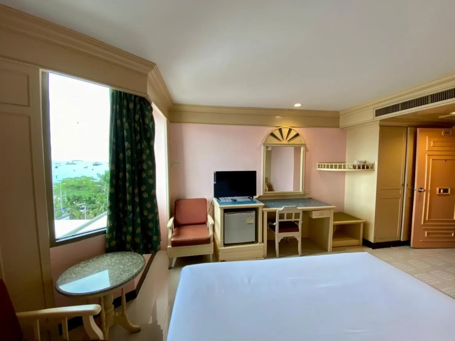 Bed in AA Hotel Pattaya