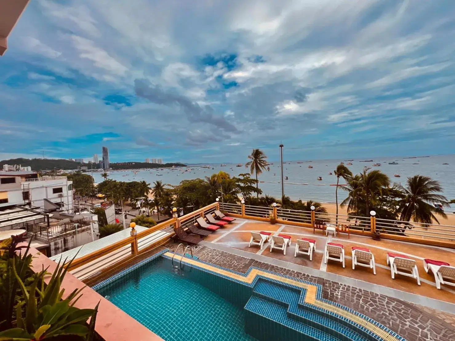 Pool view in AA Hotel Pattaya Pool view in AA Hotel Pattaya