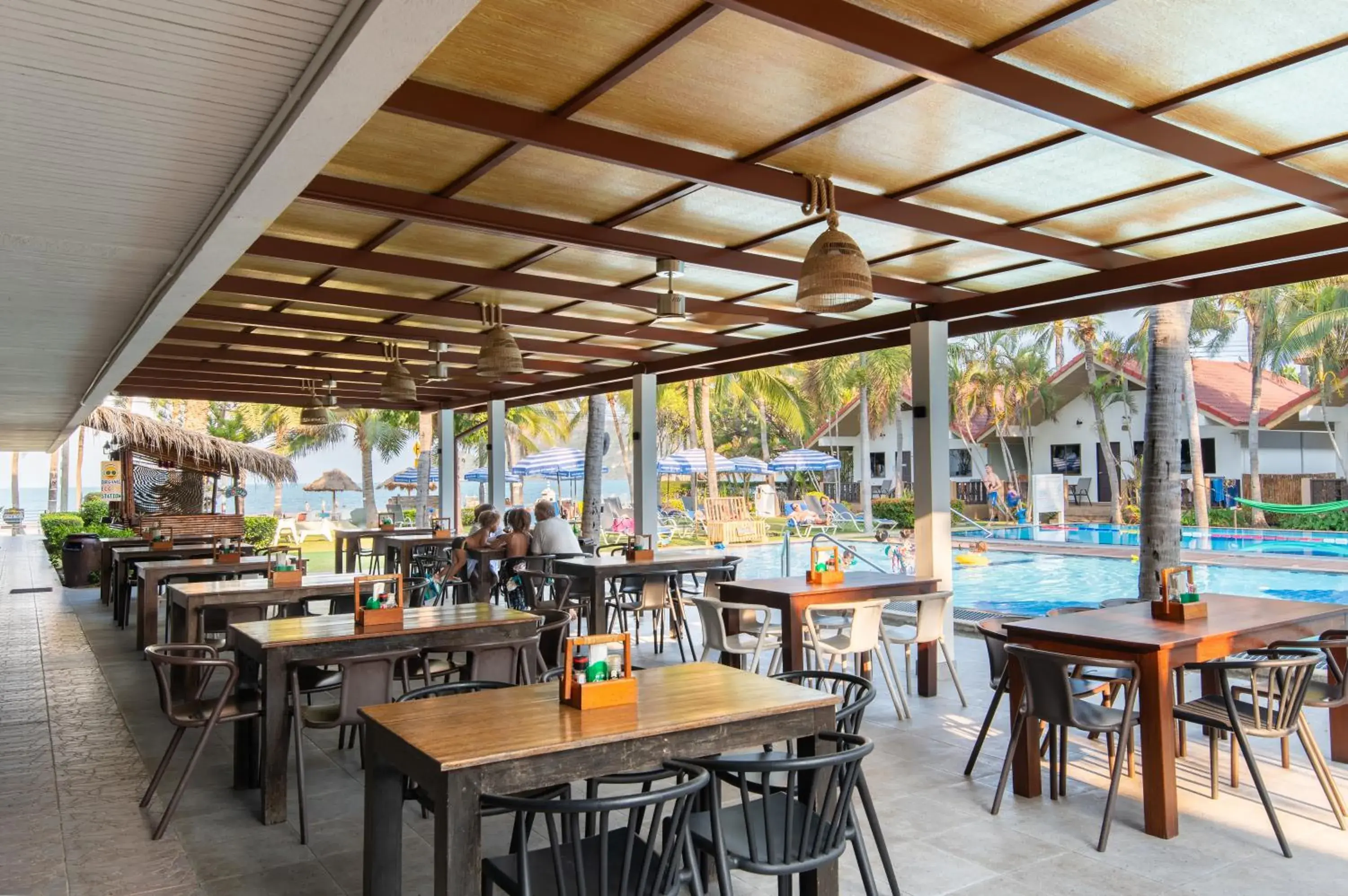 Restaurant/places to eat in Dolphin Bay Beach Resort Restaurant/places to eat in Dolphin Bay Beach Resort