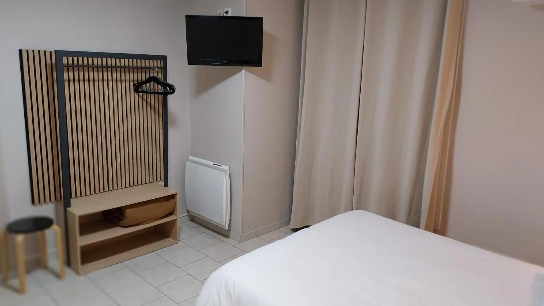 Bedroom, Bed in Le Petit Logis