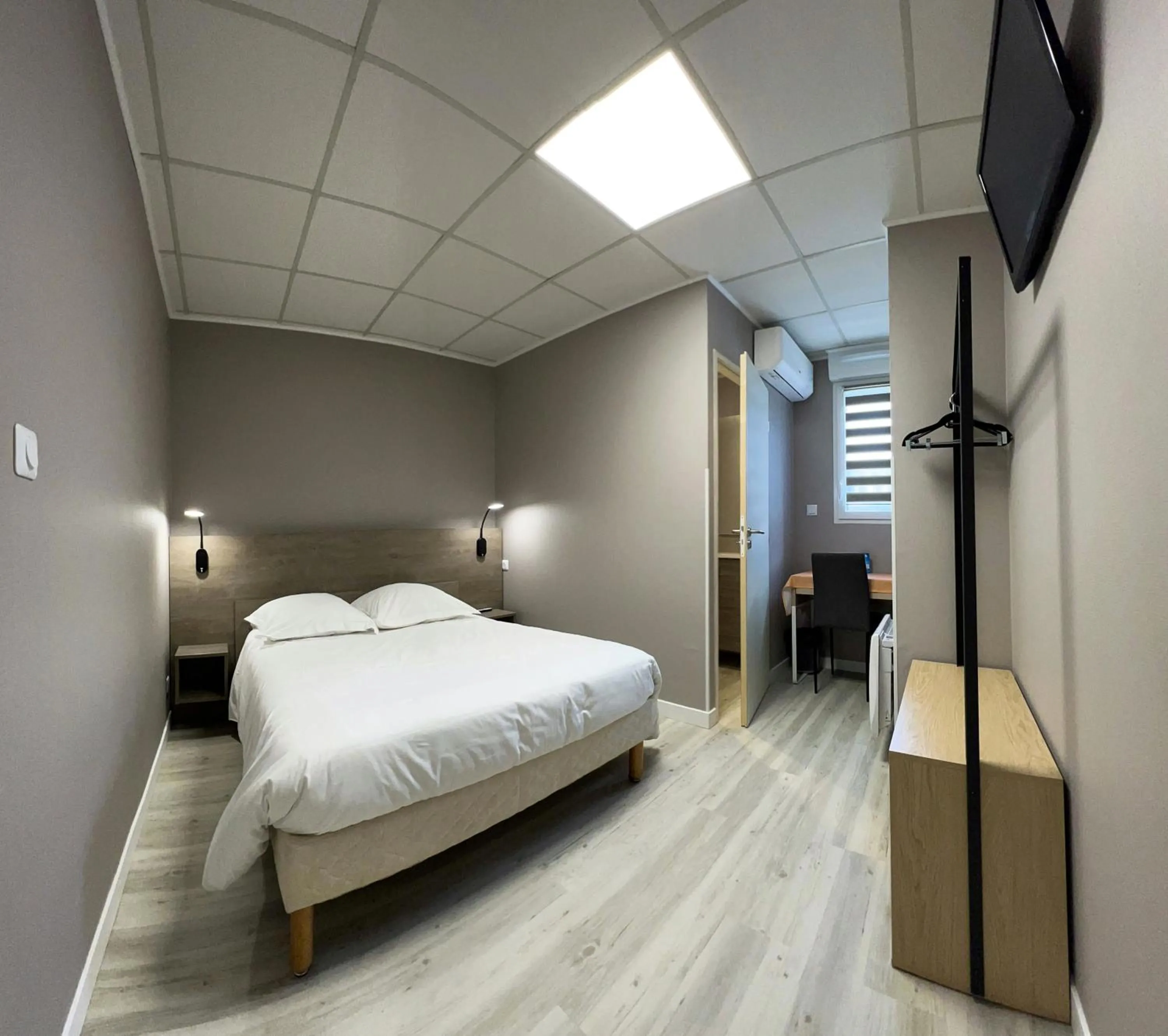 Bedroom, Bed in Le Petit Logis