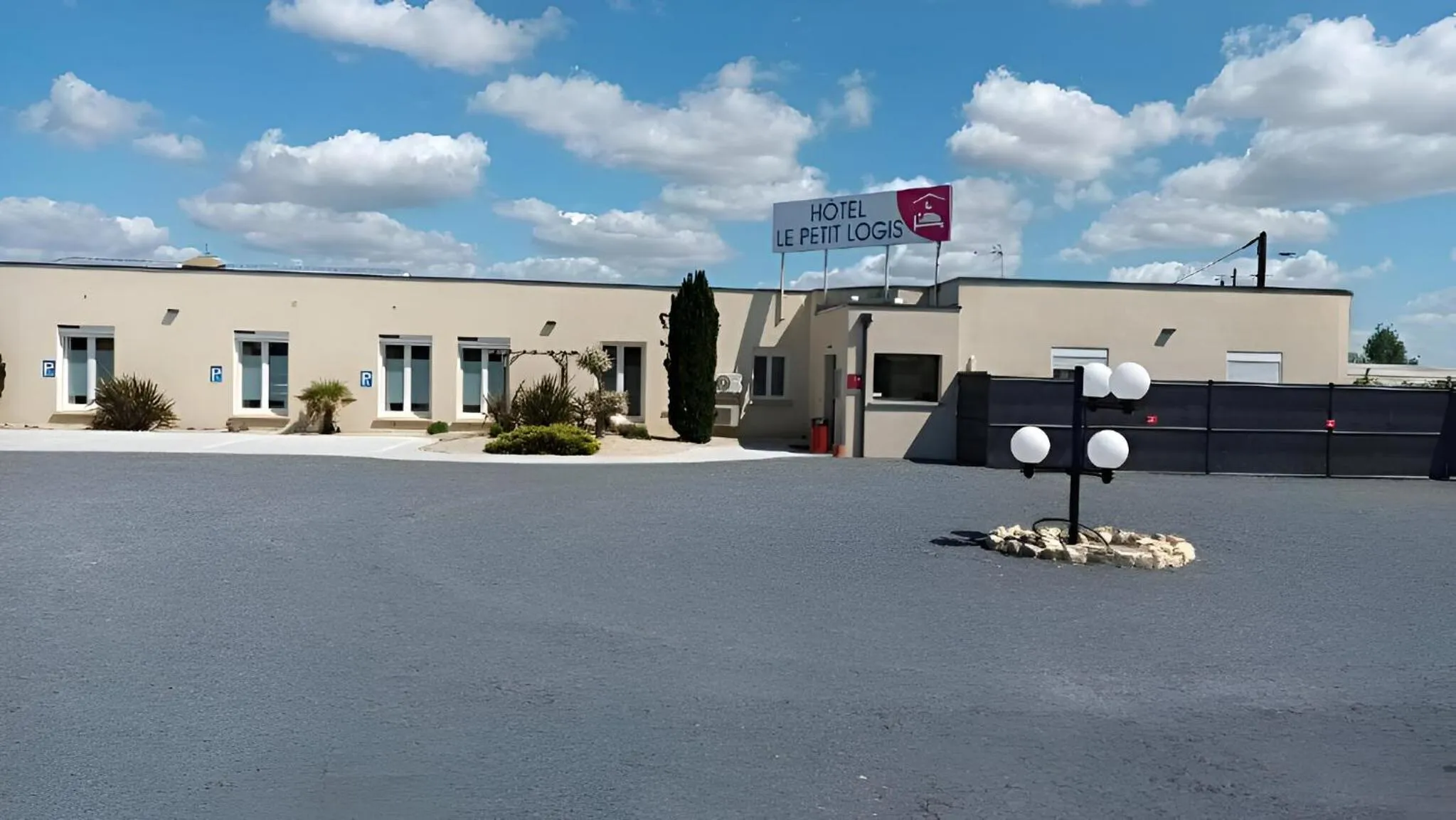 Property building in Le Petit Logis