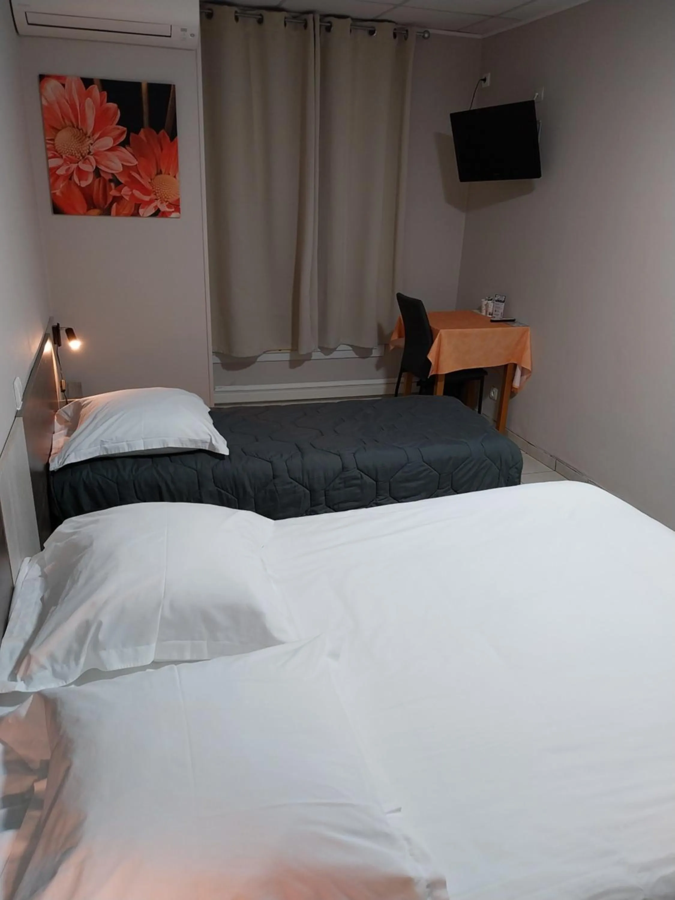 Bedroom, Bed in Le Petit Logis