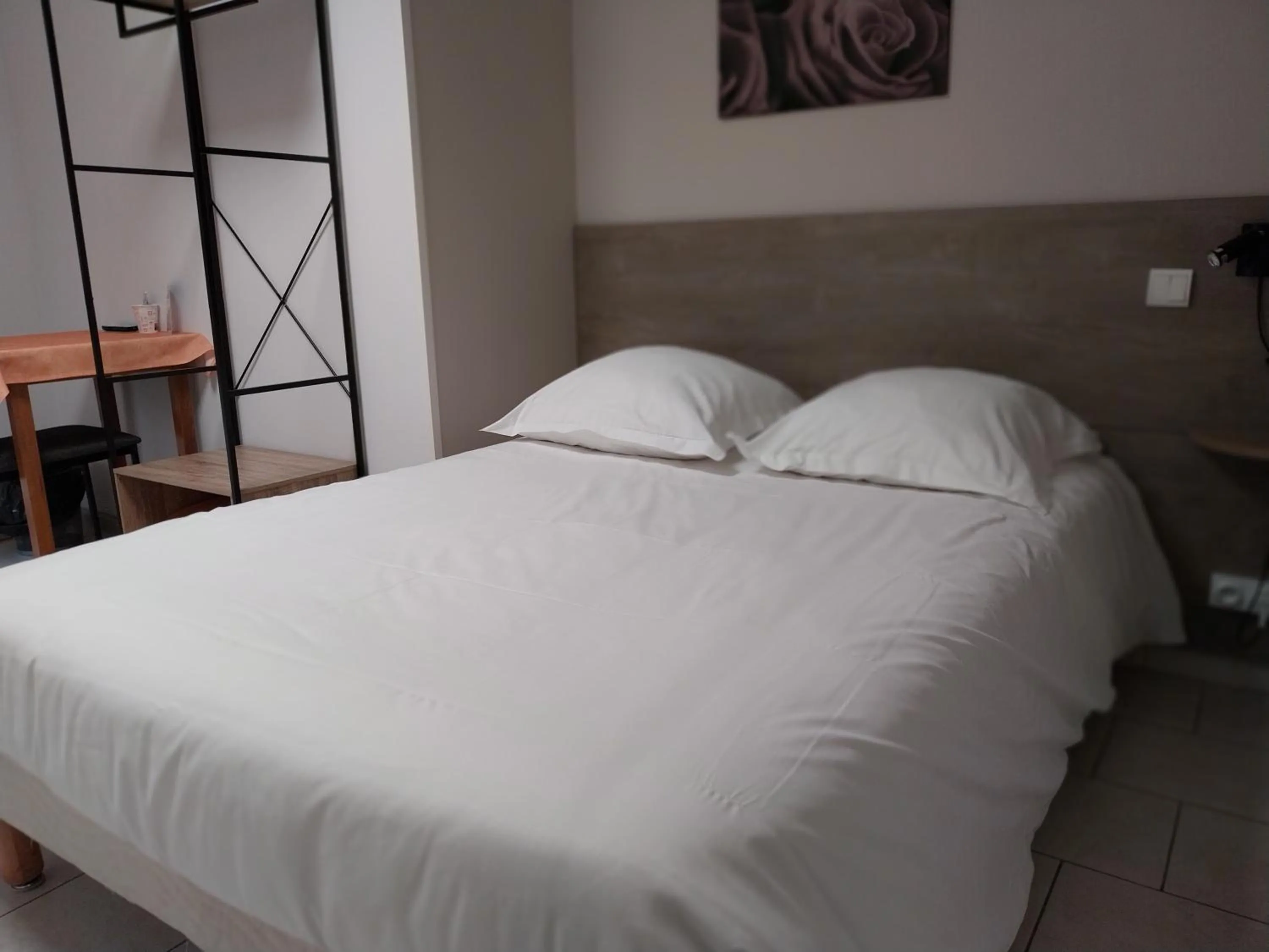 Bedroom, Bed in Le Petit Logis