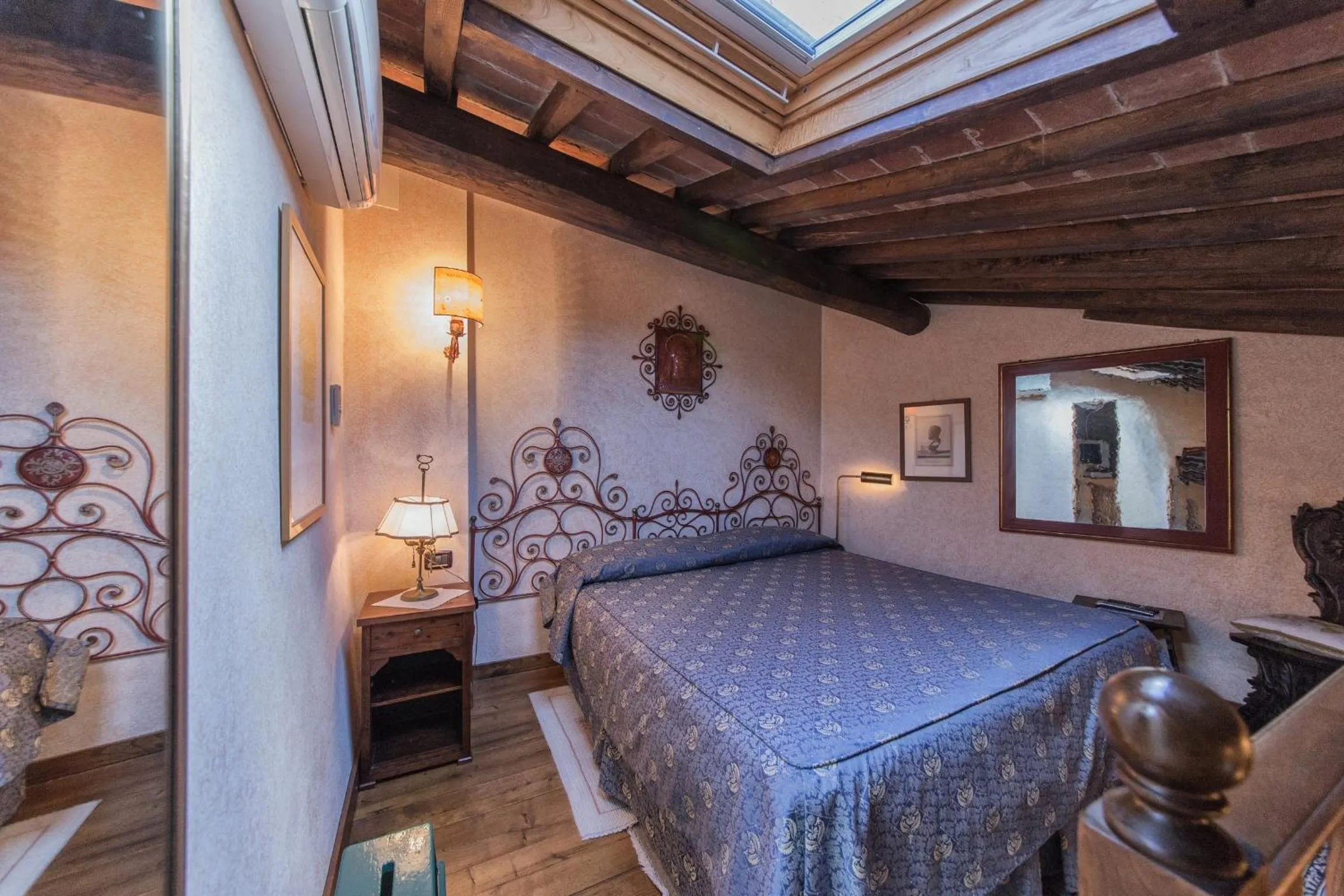 Photo of the whole room, Bed in Castelletto di Montebenichi