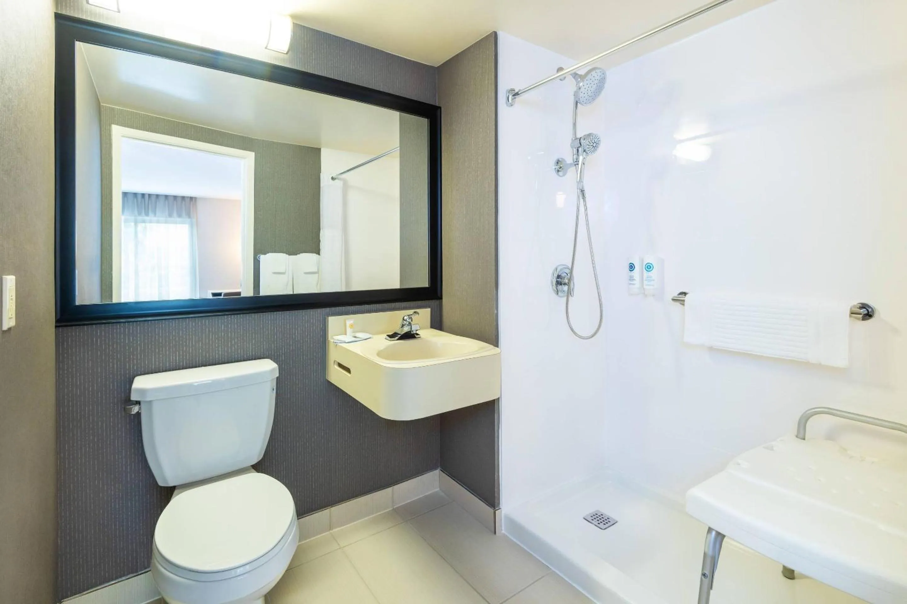 Bedroom in Comfort Inn Hwy 401