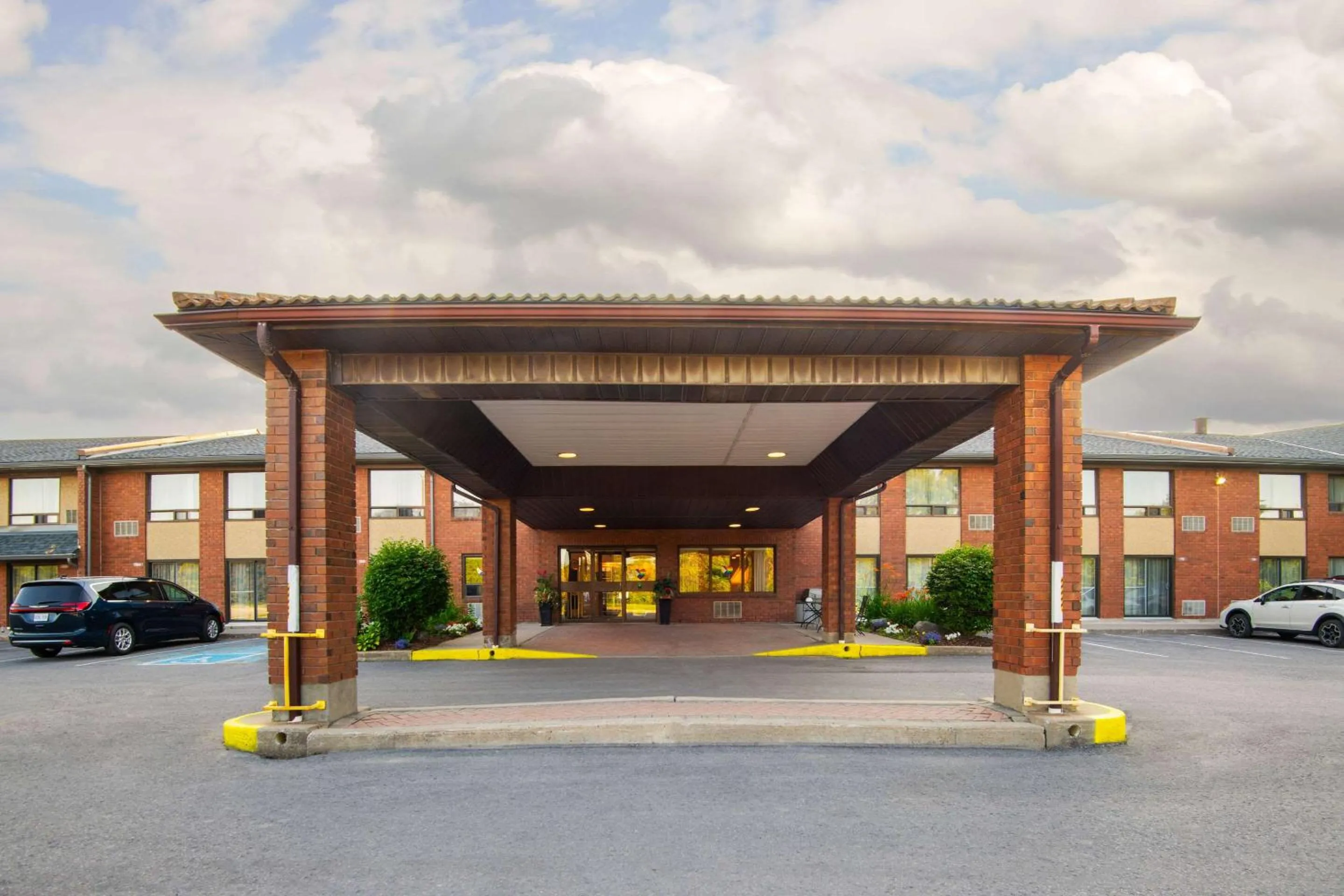 Property building in Comfort Inn Hwy 401