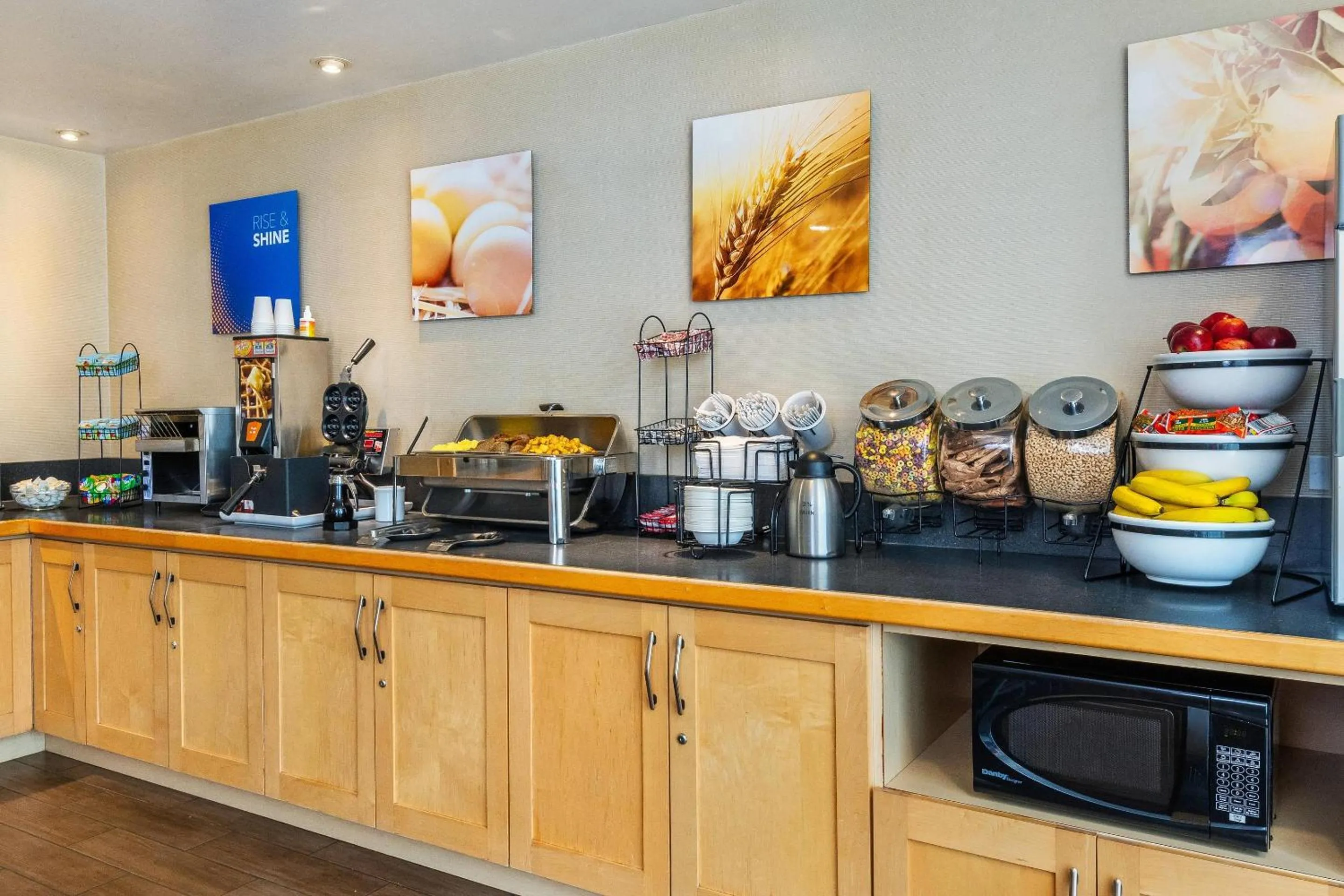 Breakfast in Comfort Inn Hwy 401