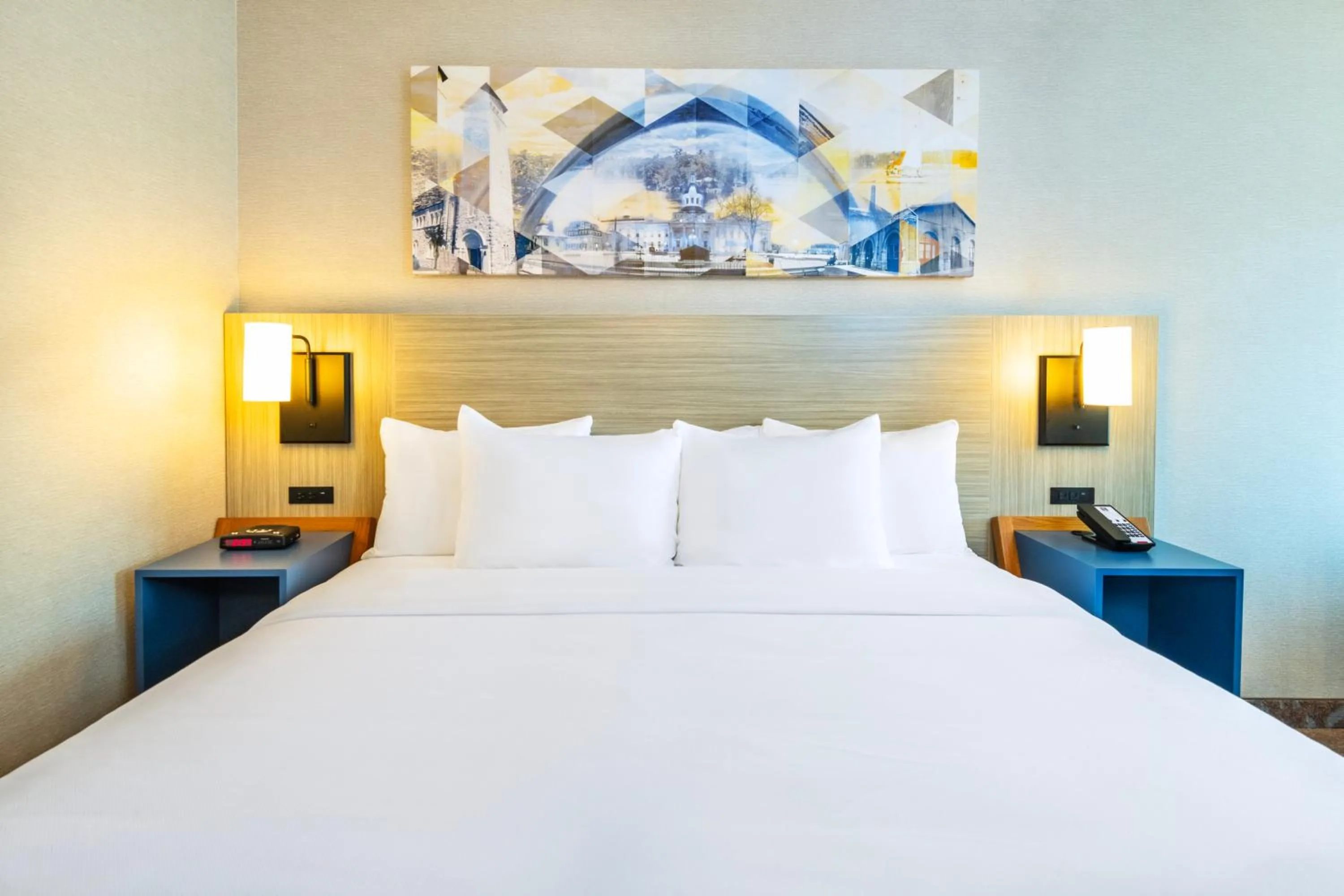 Bedroom, Bed in Comfort Inn Hwy 401